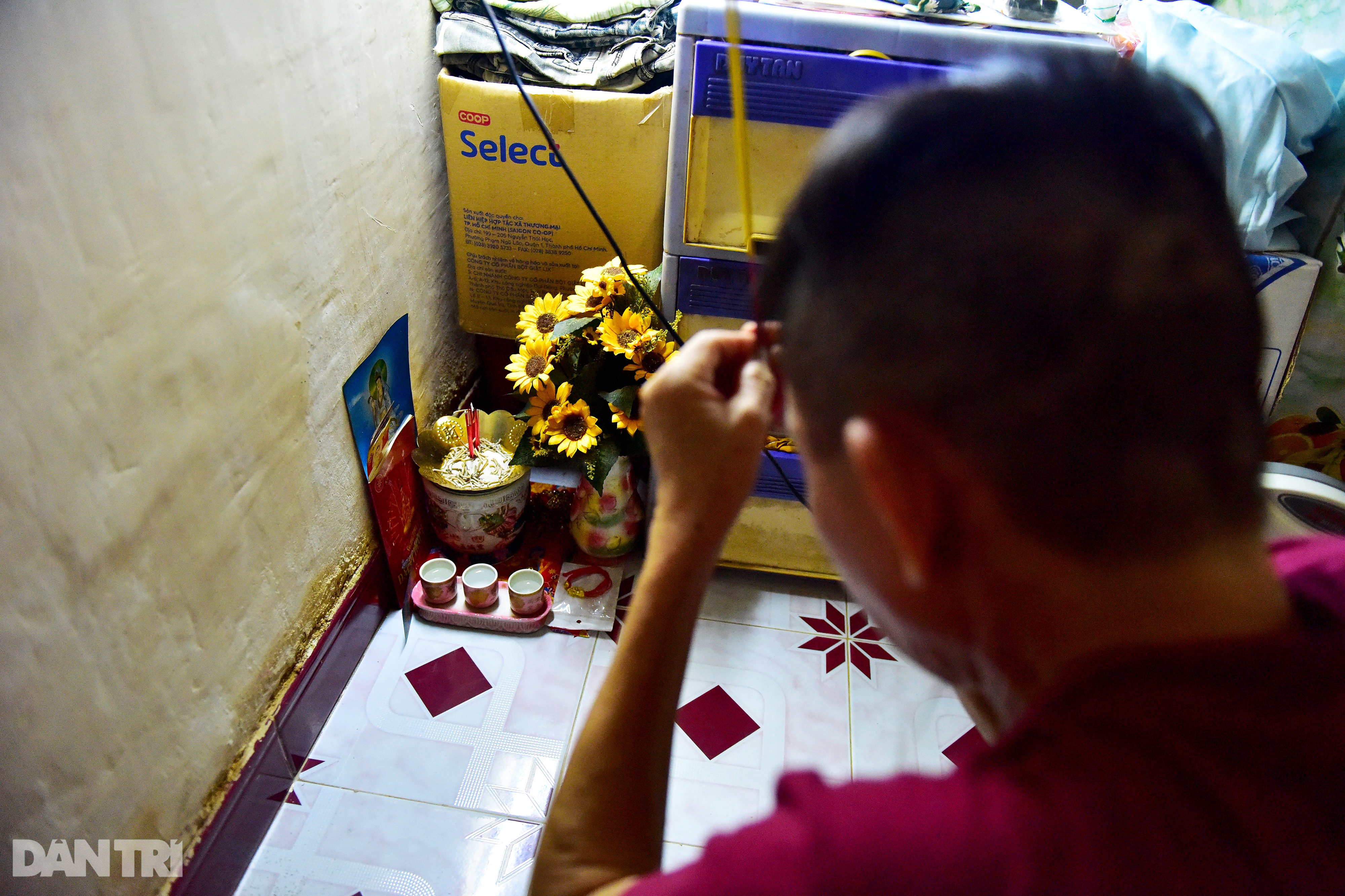The couple for 34 years lived in 5m2 under the stairs of the Saigon apartment building - 7 The couple for 34 years lived in 5m2 under the stairs of the Saigon apartment building - 7