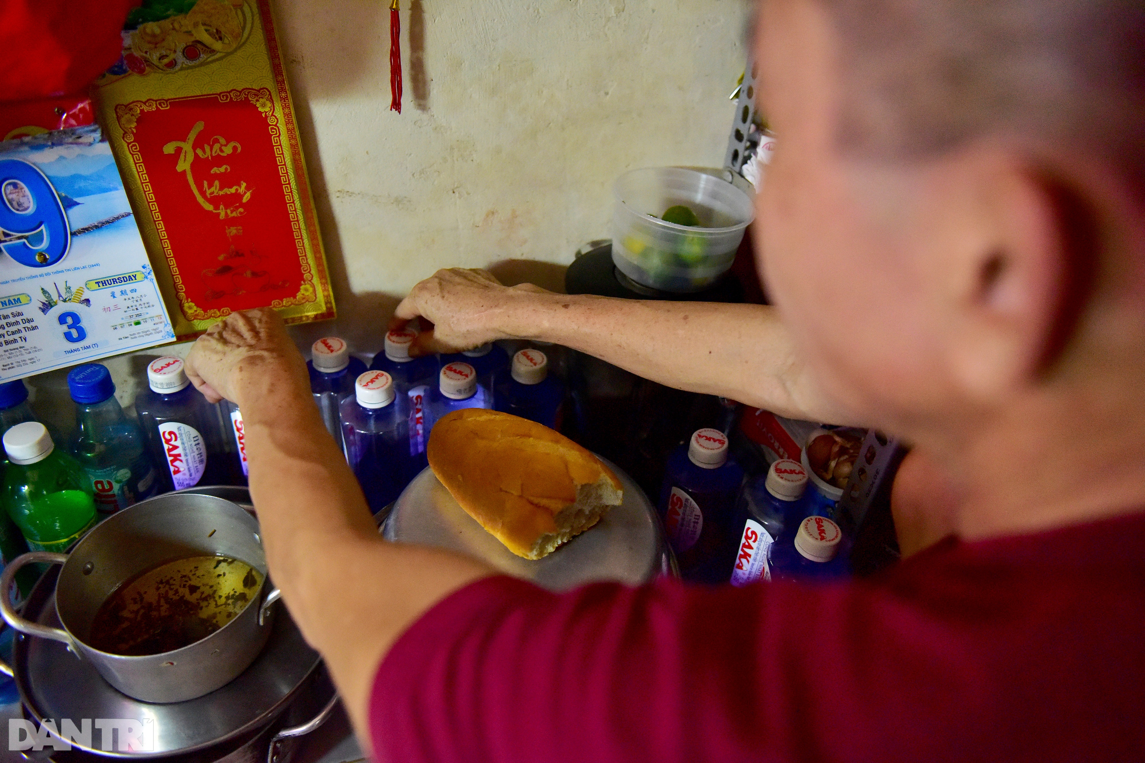 Couple for 34 years living in 5m2 under the stairs of Saigon apartment - 8