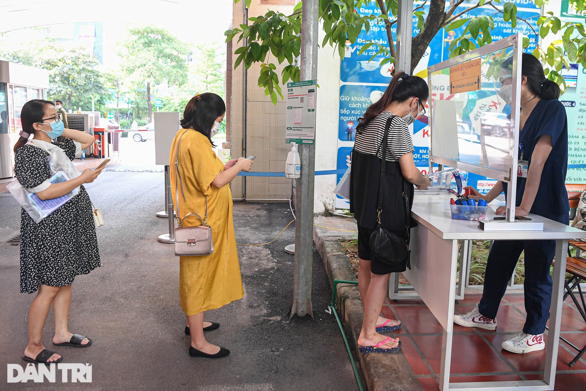 Quy trình tiêm vắc xin ngừa Covid-19 cho hơn 1.000 thai phụ ở Hà Nội - 1 Quy trình tiêm vắc xin ngừa Covid-19 cho hơn 1.000 thai phụ ở Hà Nội - 1