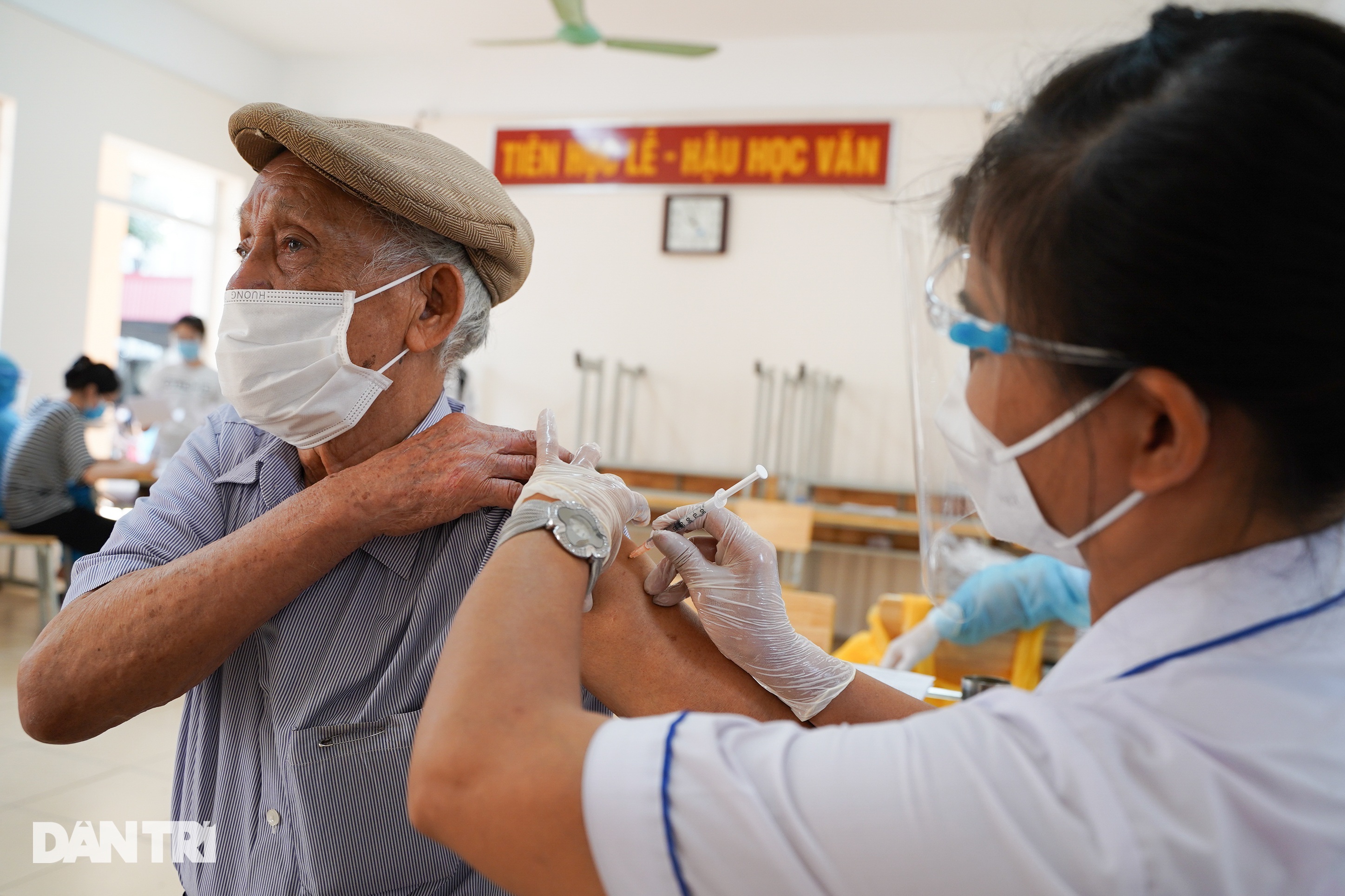 Toàn cảnh chiến dịch thần tốc "bao phủ" vắc xin Covid-19 tại Hà Nội