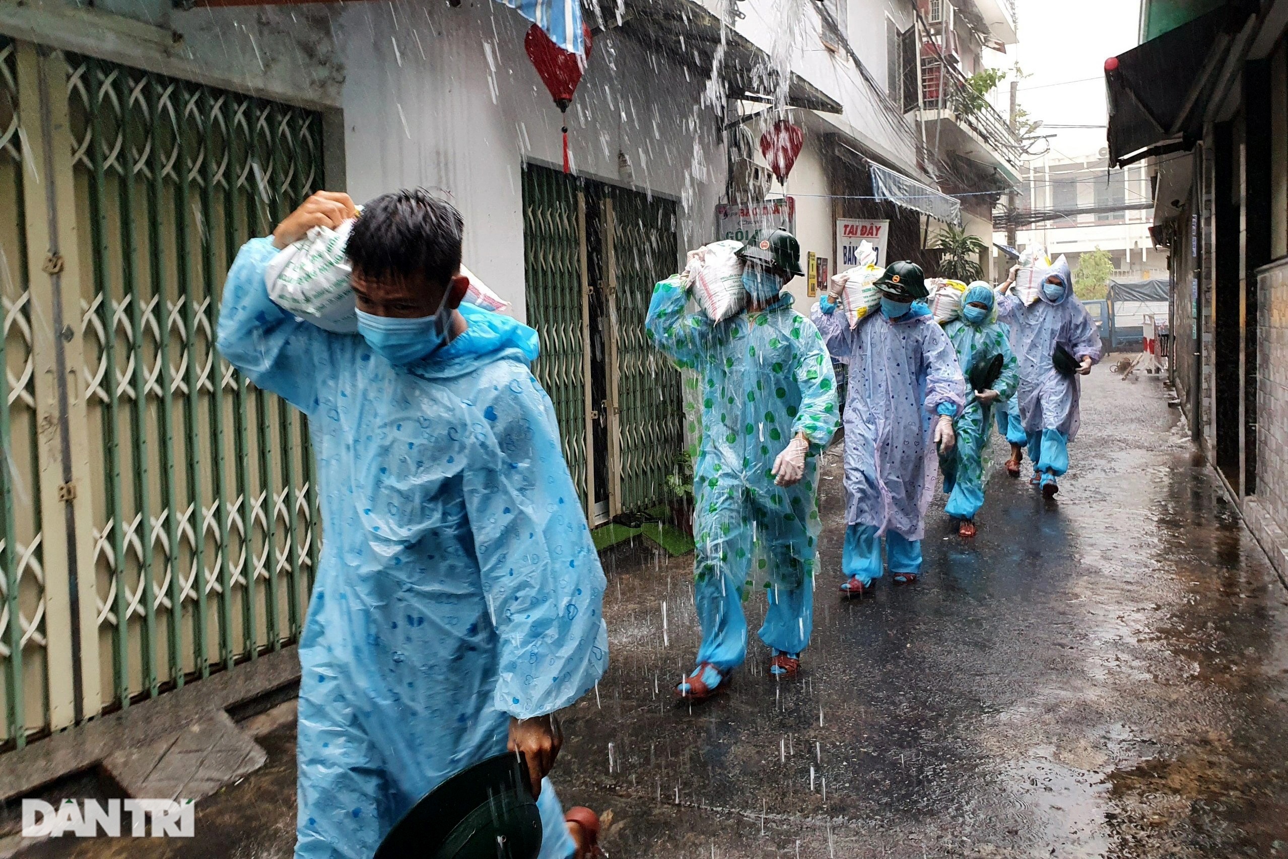 Ảnh tuần: Nghìn người xếp hàng tiêm ở Cung, bộ đội dầm mưa bão giúp dân - 7