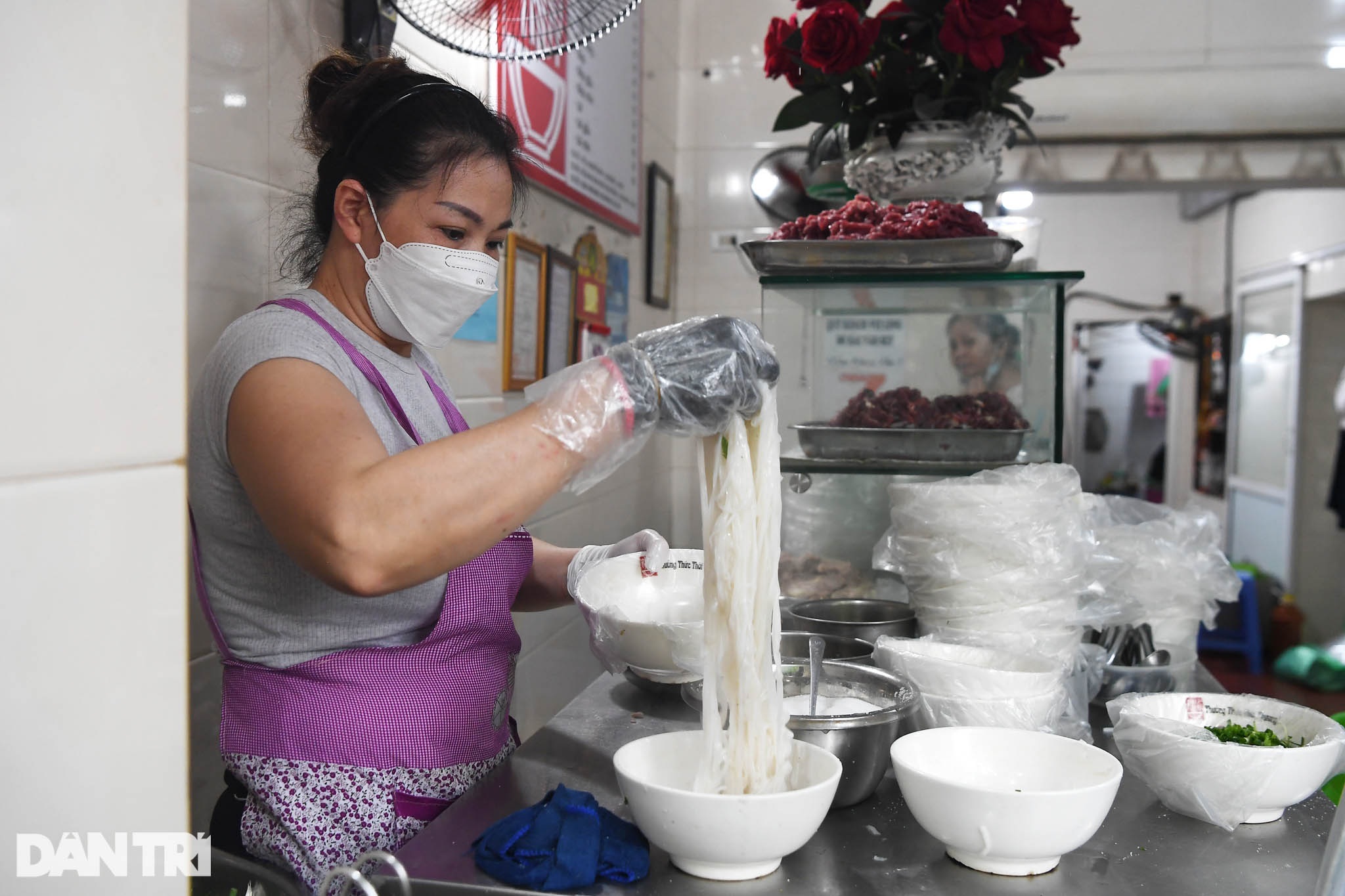 Người dân Hà Nội xách cặp lồng xếp hàng mua phở ở vùng xanh - 10 Người dân Hà Nội xách cặp lồng xếp hàng mua phở ở vùng xanh - 10