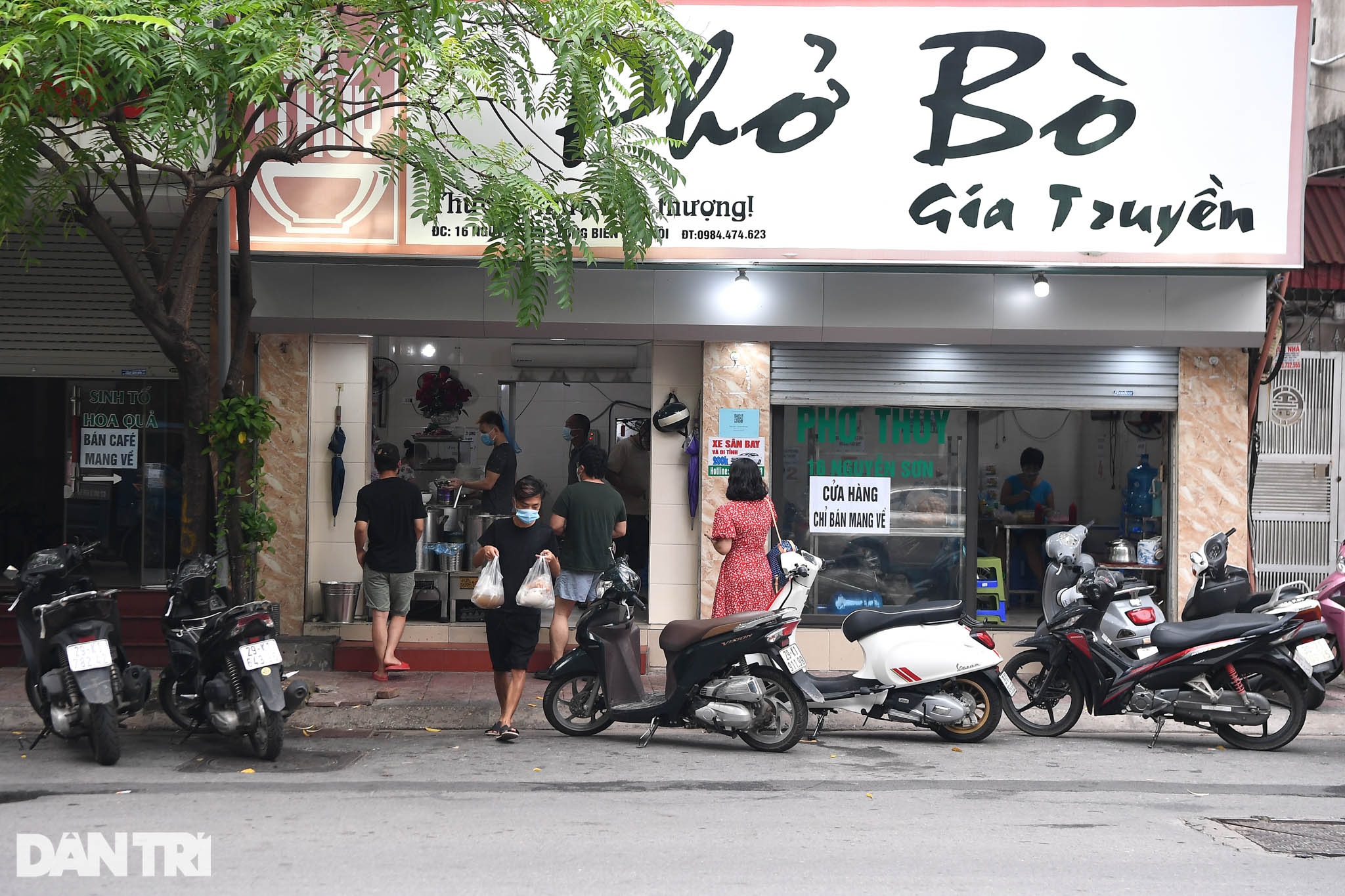 Người dân Hà Nội xách cặp lồng xếp hàng mua phở ở vùng xanh - 4 Người dân Hà Nội xách cặp lồng xếp hàng mua phở ở vùng xanh - 4