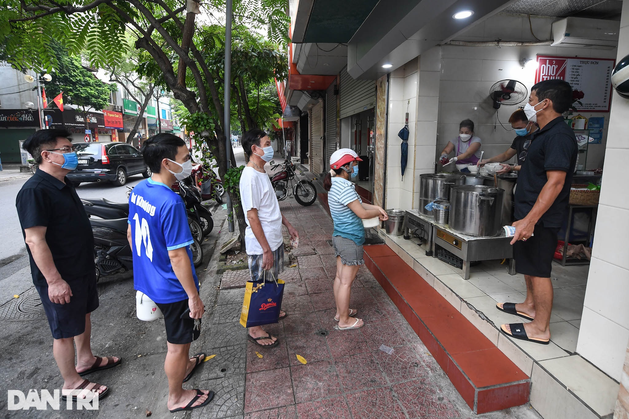 Người dân Hà Nội xách cặp lồng xếp hàng mua phở ở vùng xanh - 5 Người dân Hà Nội xách cặp lồng xếp hàng mua phở ở vùng xanh - 5