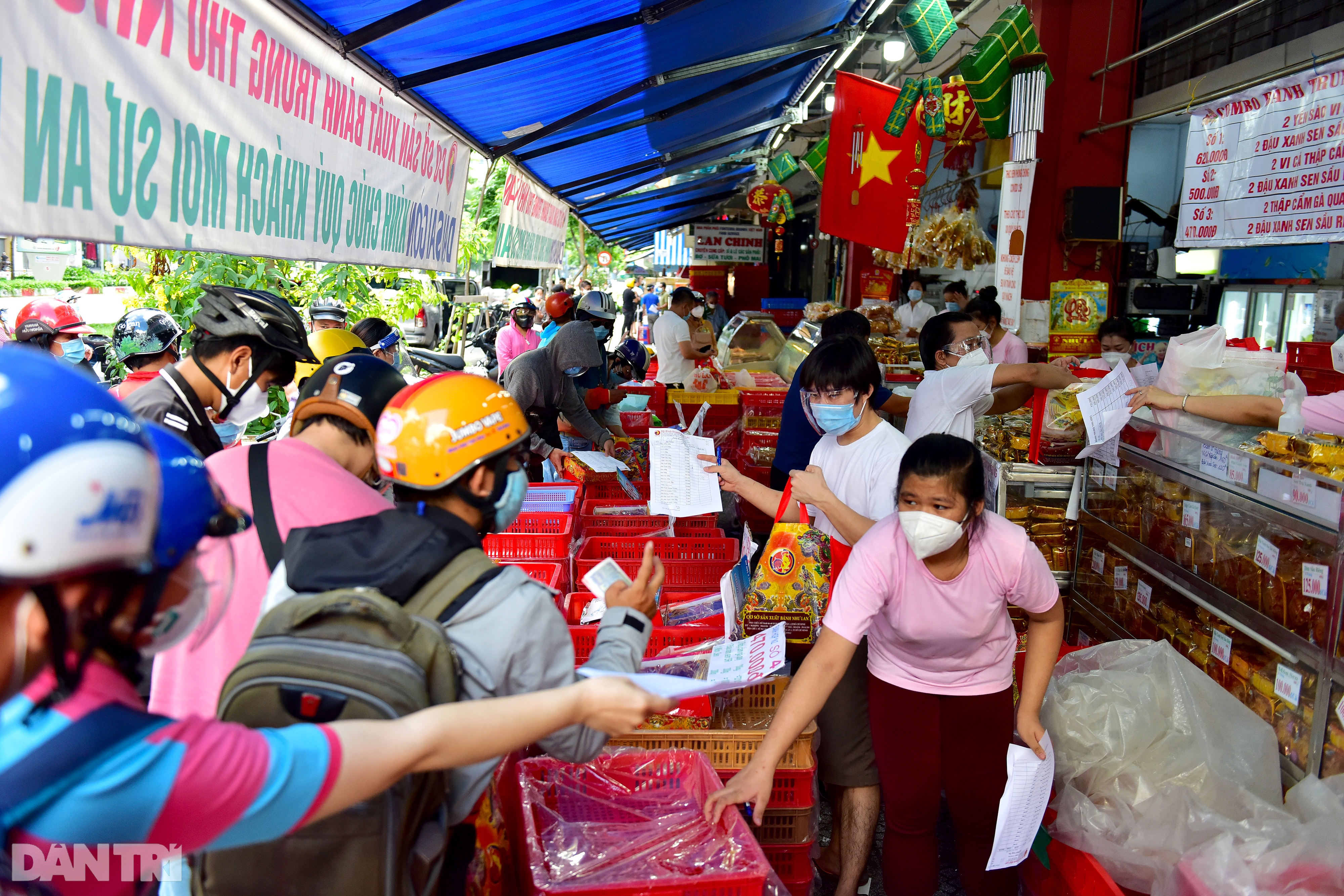 Người dân TPHCM xếp hàng dài chờ mua bánh Trung thu - 2