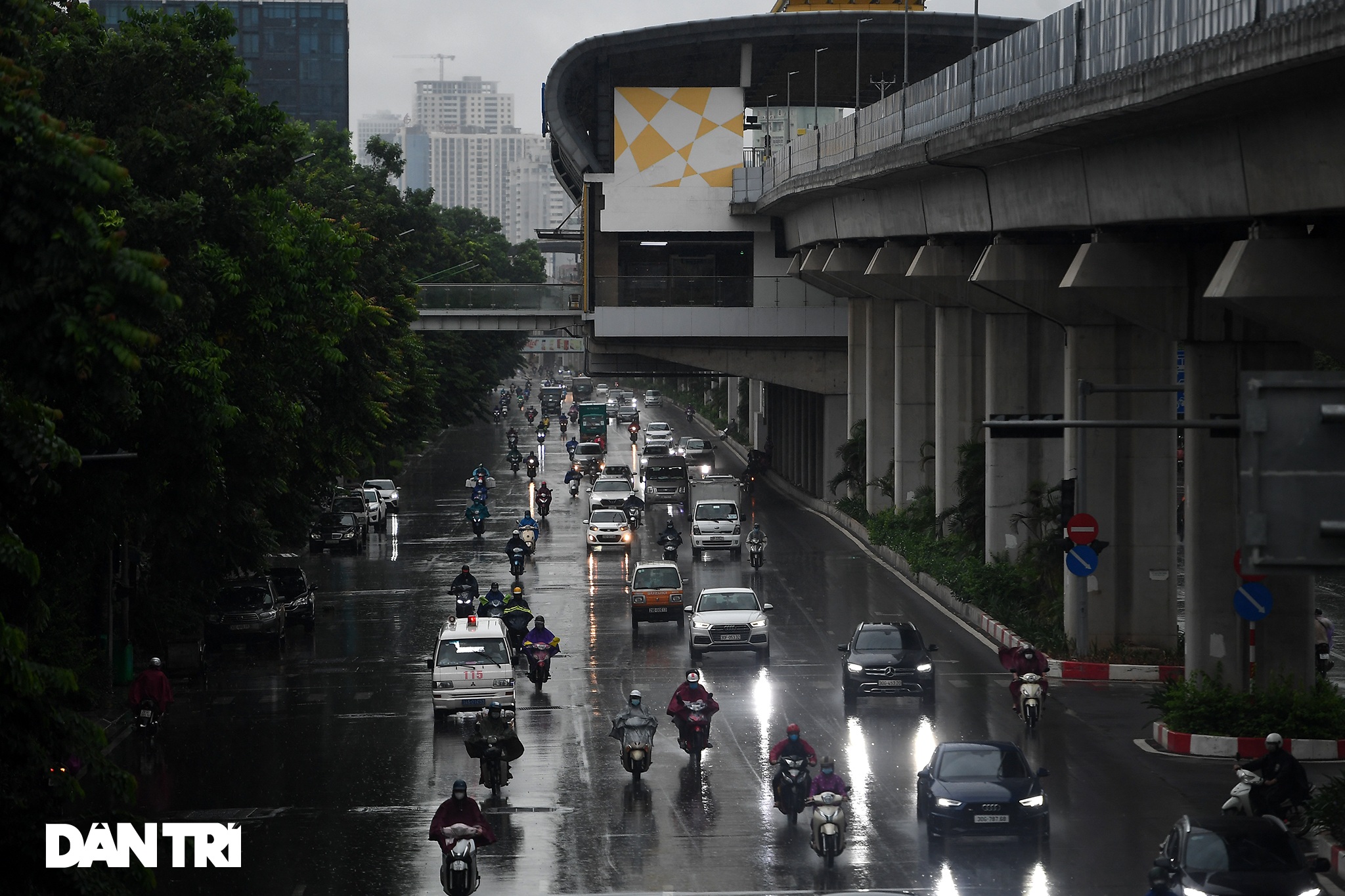 Bầu trời Hà Nội tối sầm sau mưa, xe cộ bật đèn pha lưu thông giữa ban ngày - 9