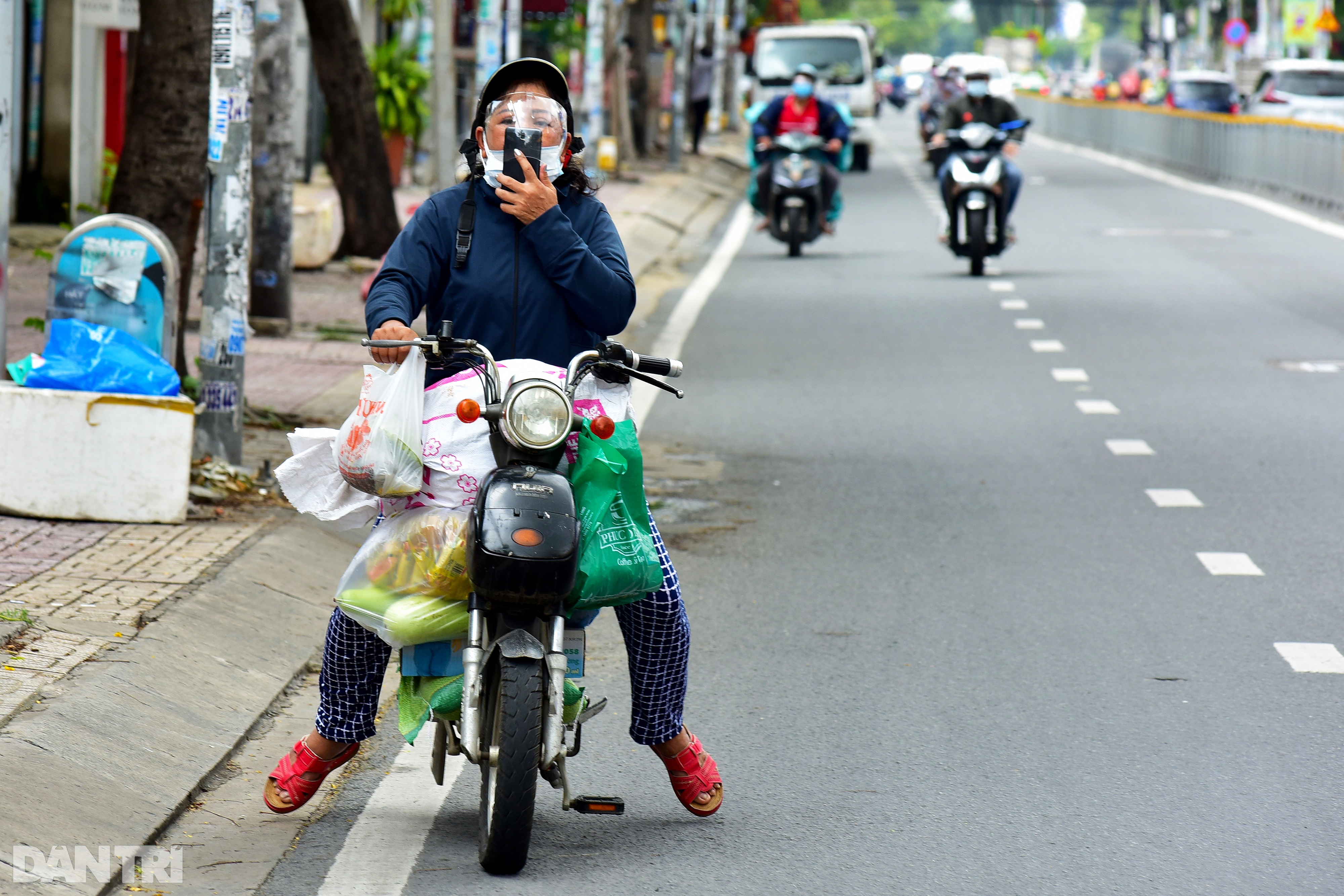 Quận đầu tiên ở TPHCM áp dụng thí điểm trạng thái bình thường mới - 9