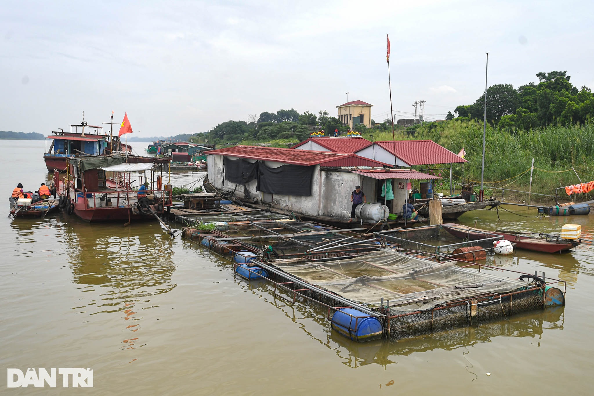 Chạy xuồng hơi dọc sông Hồng trao quà tới tận tay người dân nghèo làng chài - 5