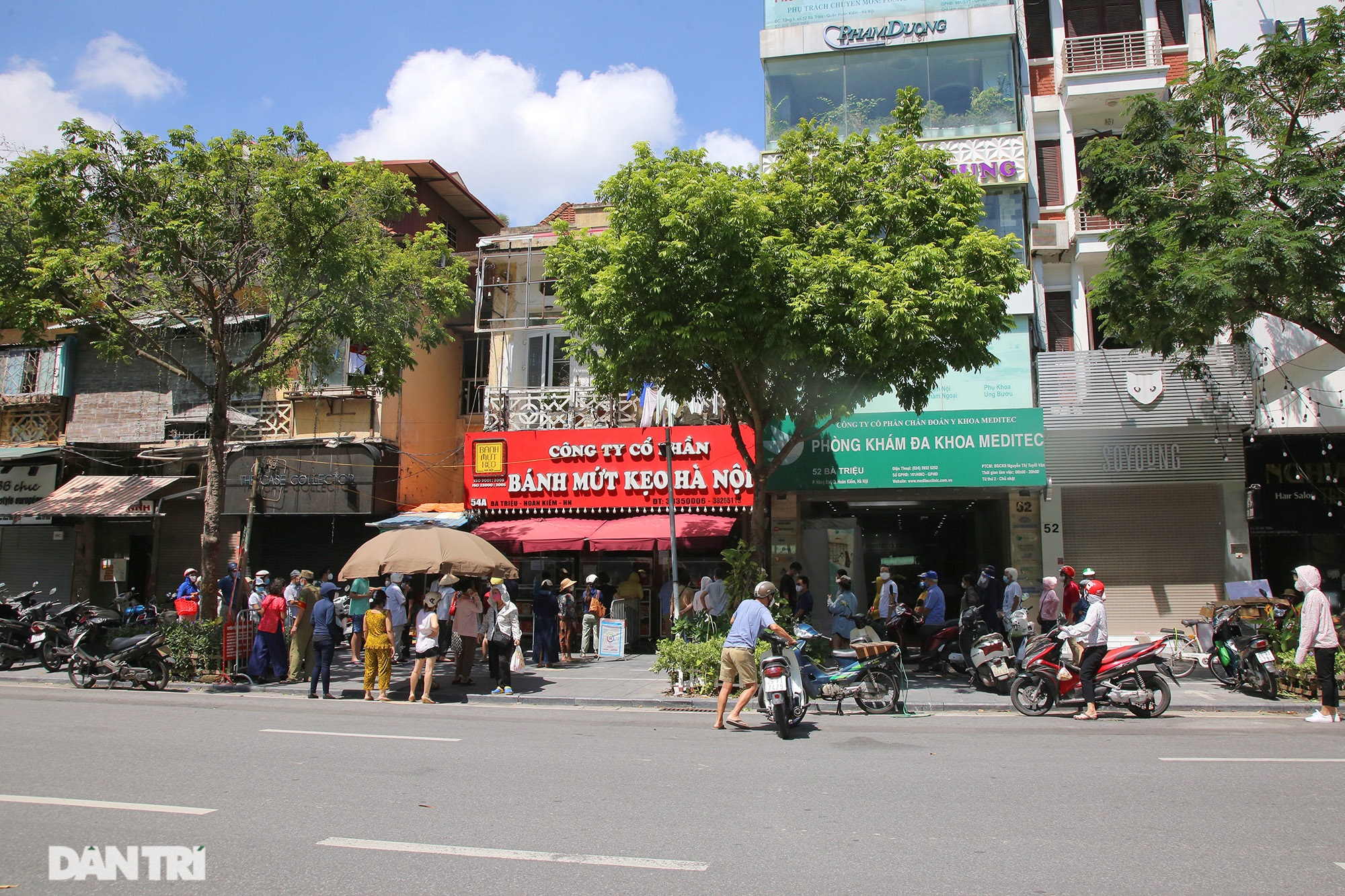 Xếp hàng dài chờ mua bánh trung thu trên phố Bà Triệu - 1