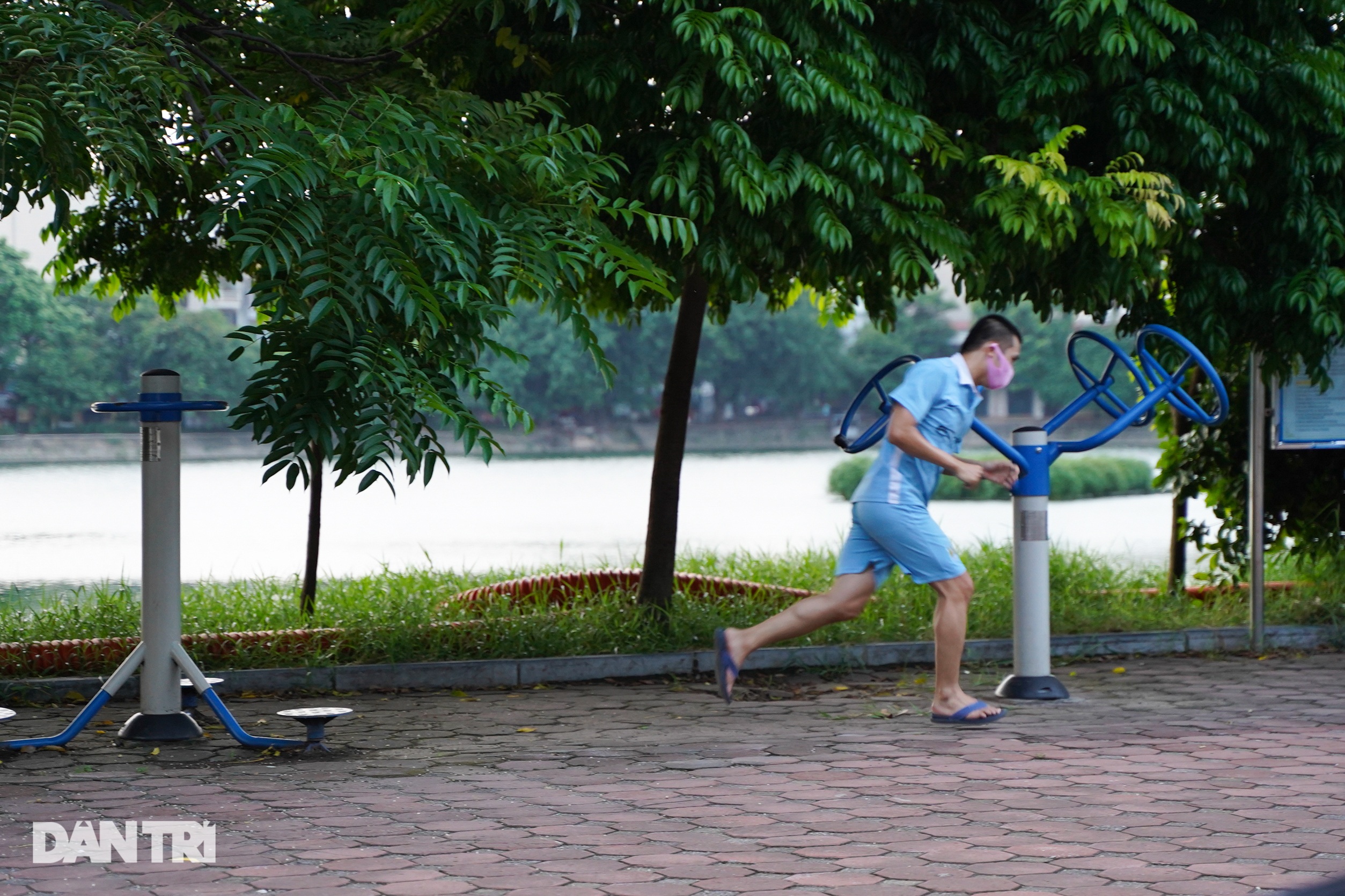 Người dân nhộn nhịp tập thể dục ngoài phố khi Hà Nội chưa hết giãn cách - 10