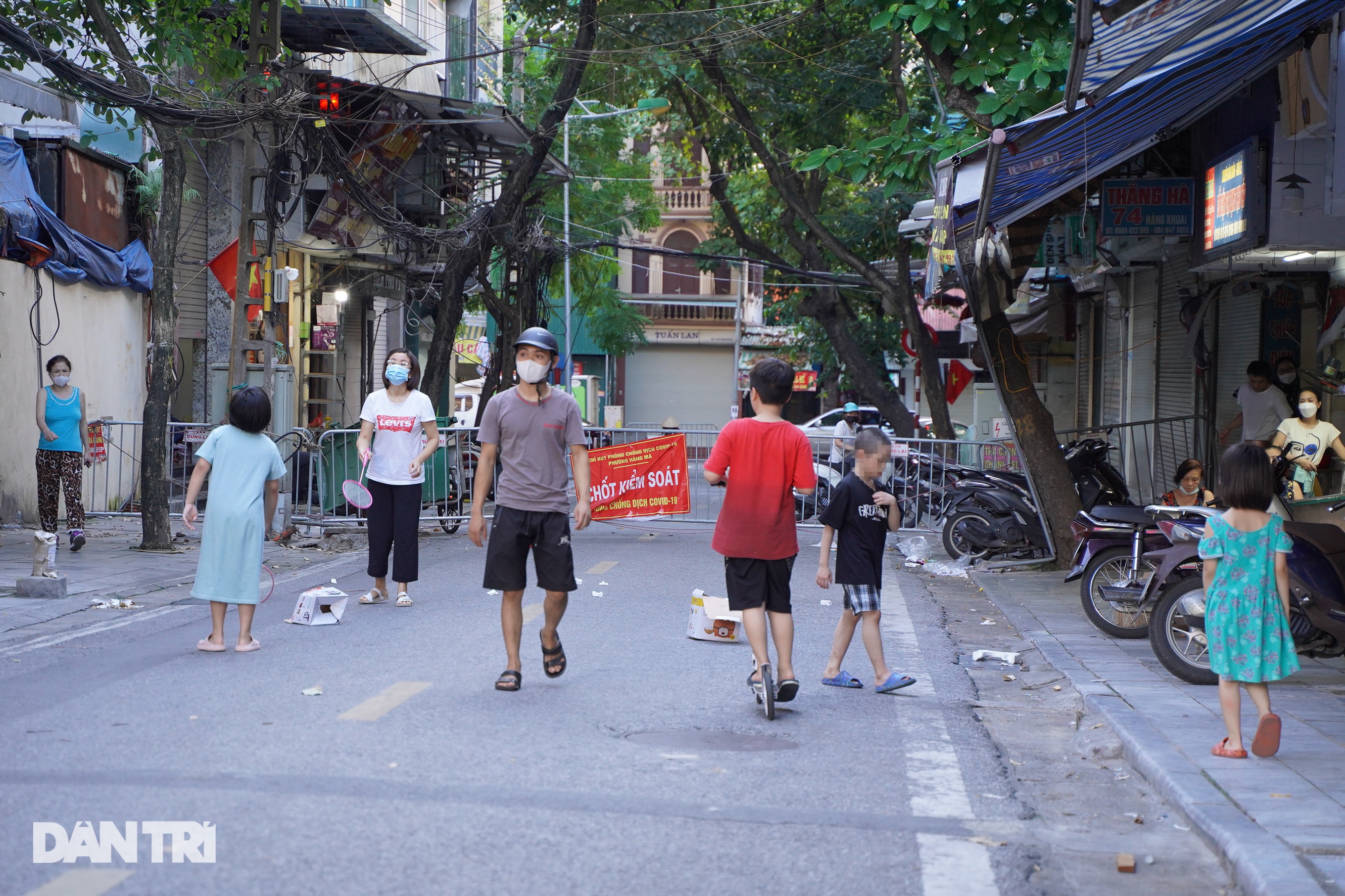 Người dân nhộn nhịp tập thể dục ngoài phố khi Hà Nội chưa hết giãn cách - 1