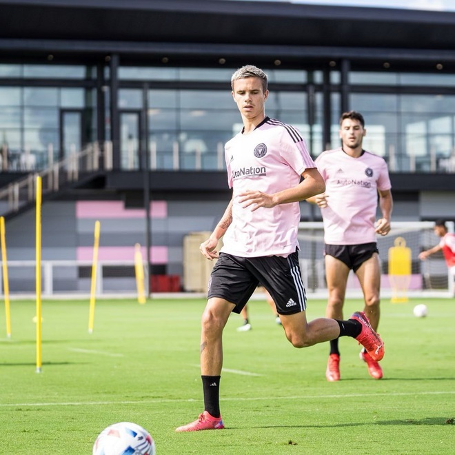 Quý tử nhà David Beckham đá trận bóng chuyên nghiệp đầu tiên - 6 Quý tử nhà David Beckham đá trận bóng chuyên nghiệp đầu tiên - 6