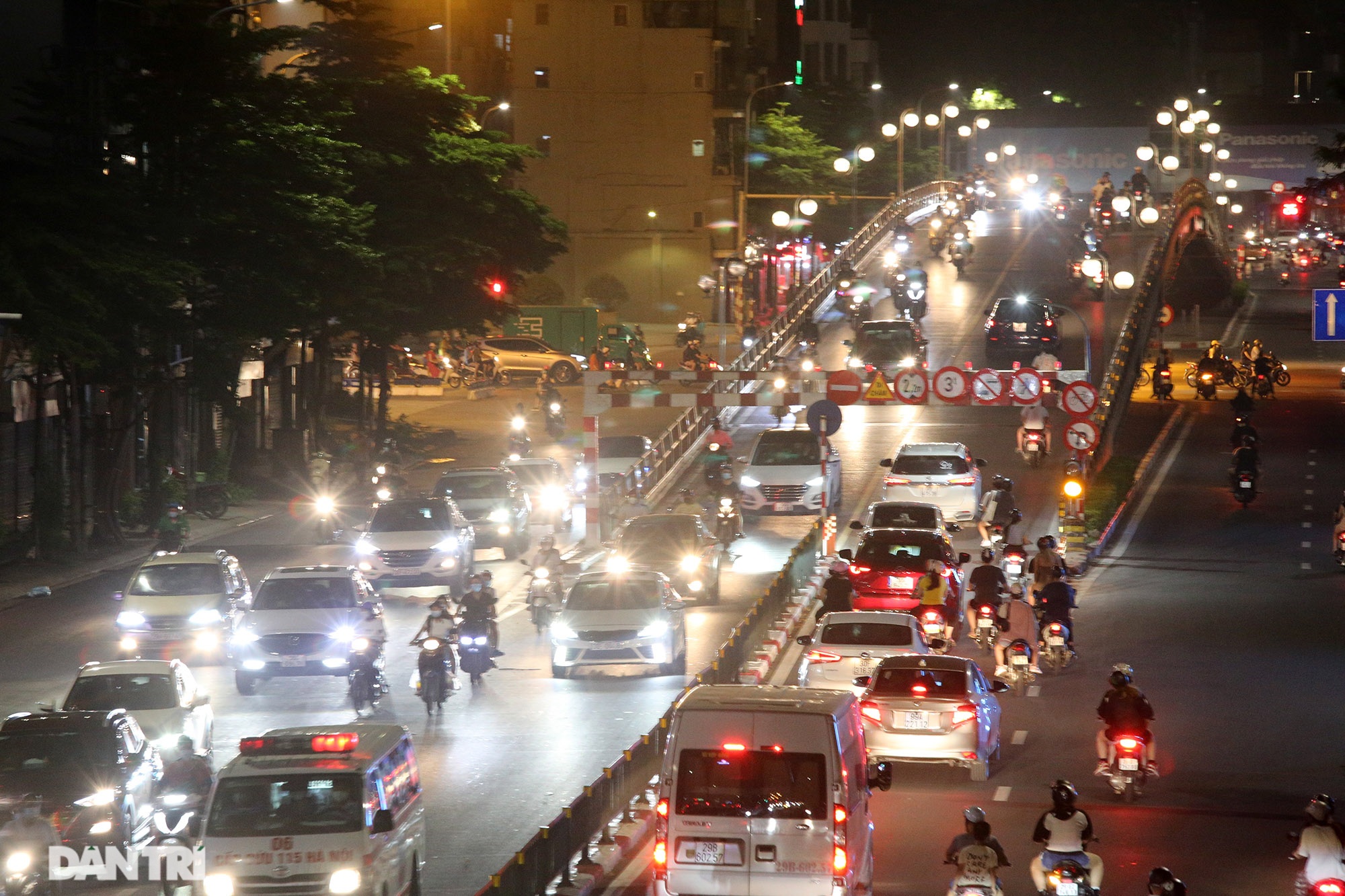 Người và xe đông đặc trong đêm Trung thu khi Hà Nội vừa hết giãn cách - 12
