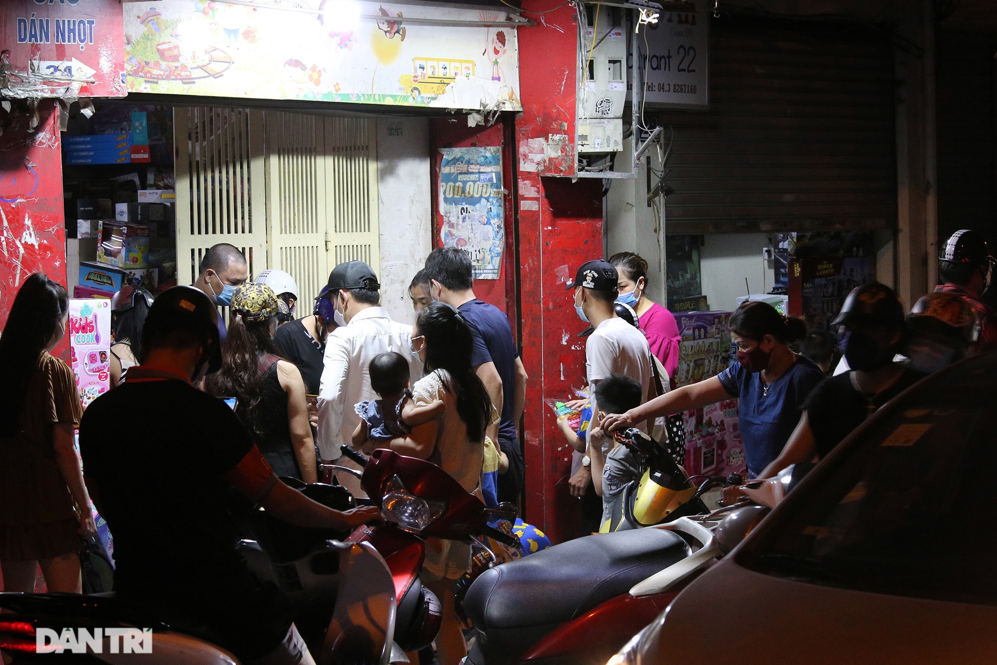 Người và xe đông đặc trong đêm Trung thu khi Hà Nội vừa hết giãn cách - 9