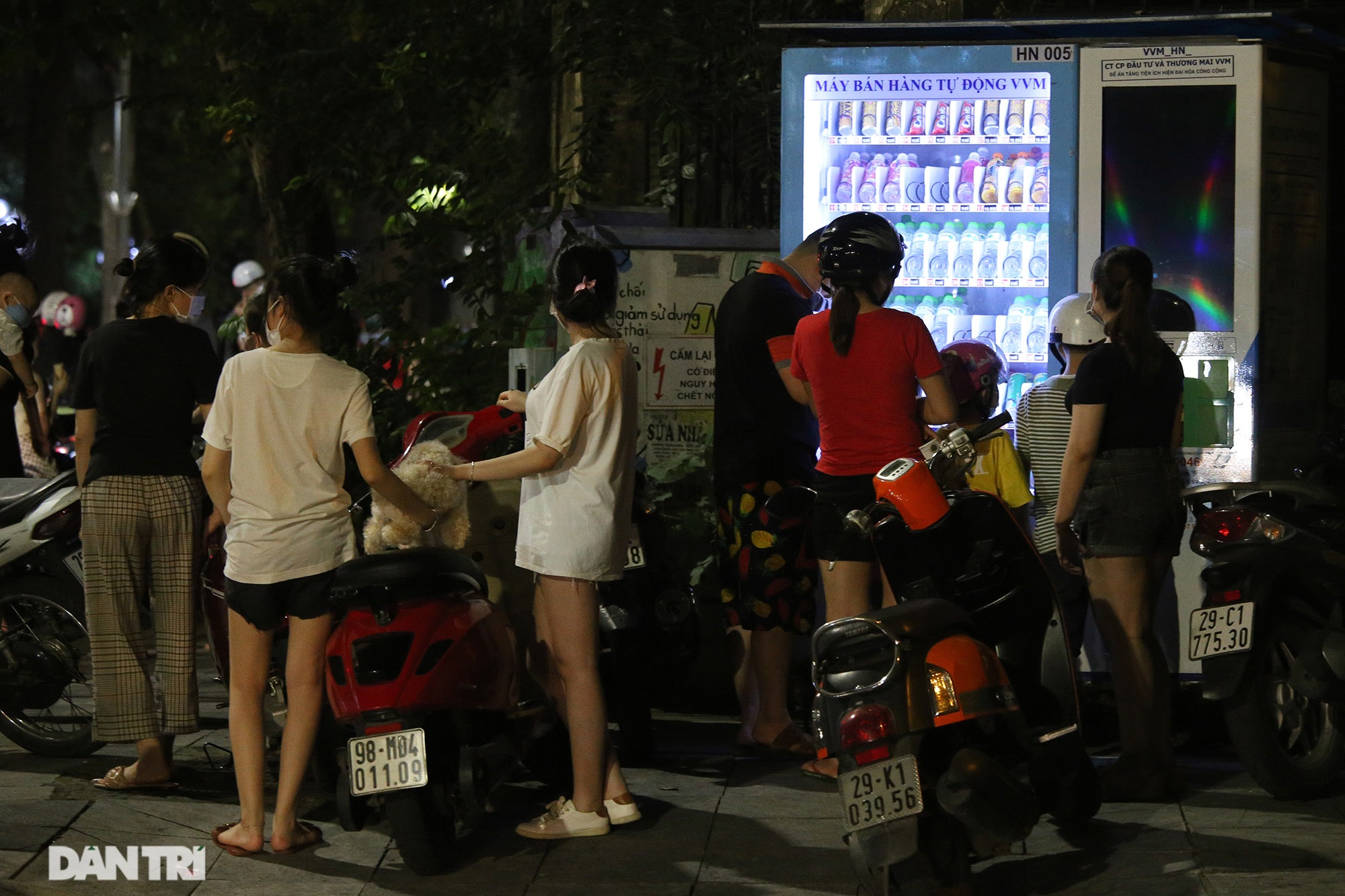 Người và xe đông đặc trong đêm Trung thu khi Hà Nội vừa hết giãn cách - 11 Người và xe đông đặc trong đêm Trung thu khi Hà Nội vừa hết giãn cách - 11