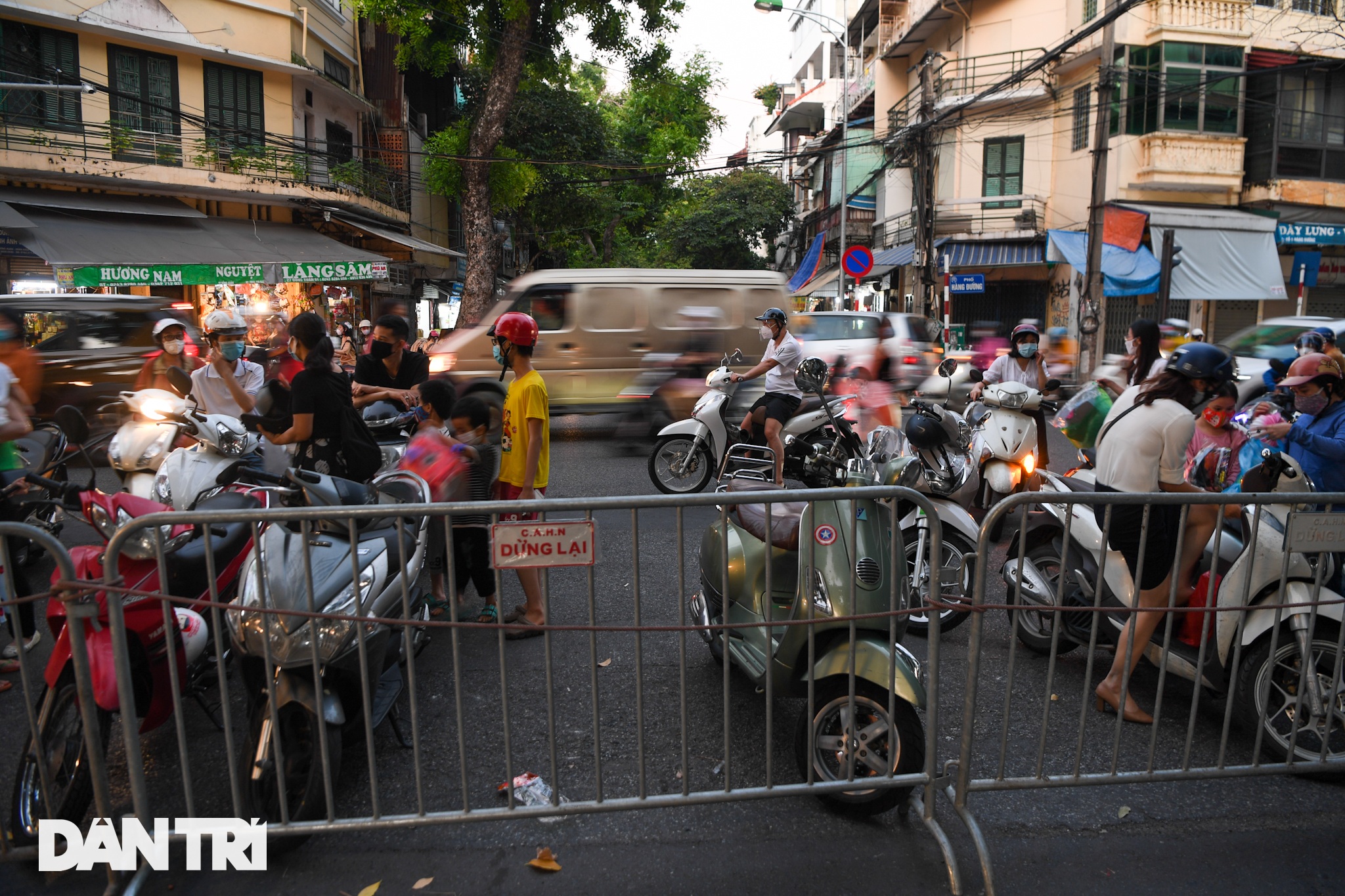 Phố Hàng Mã đông đúc bất ngờ tối Trung thu, công an lập nhiều chốt chặn - 5