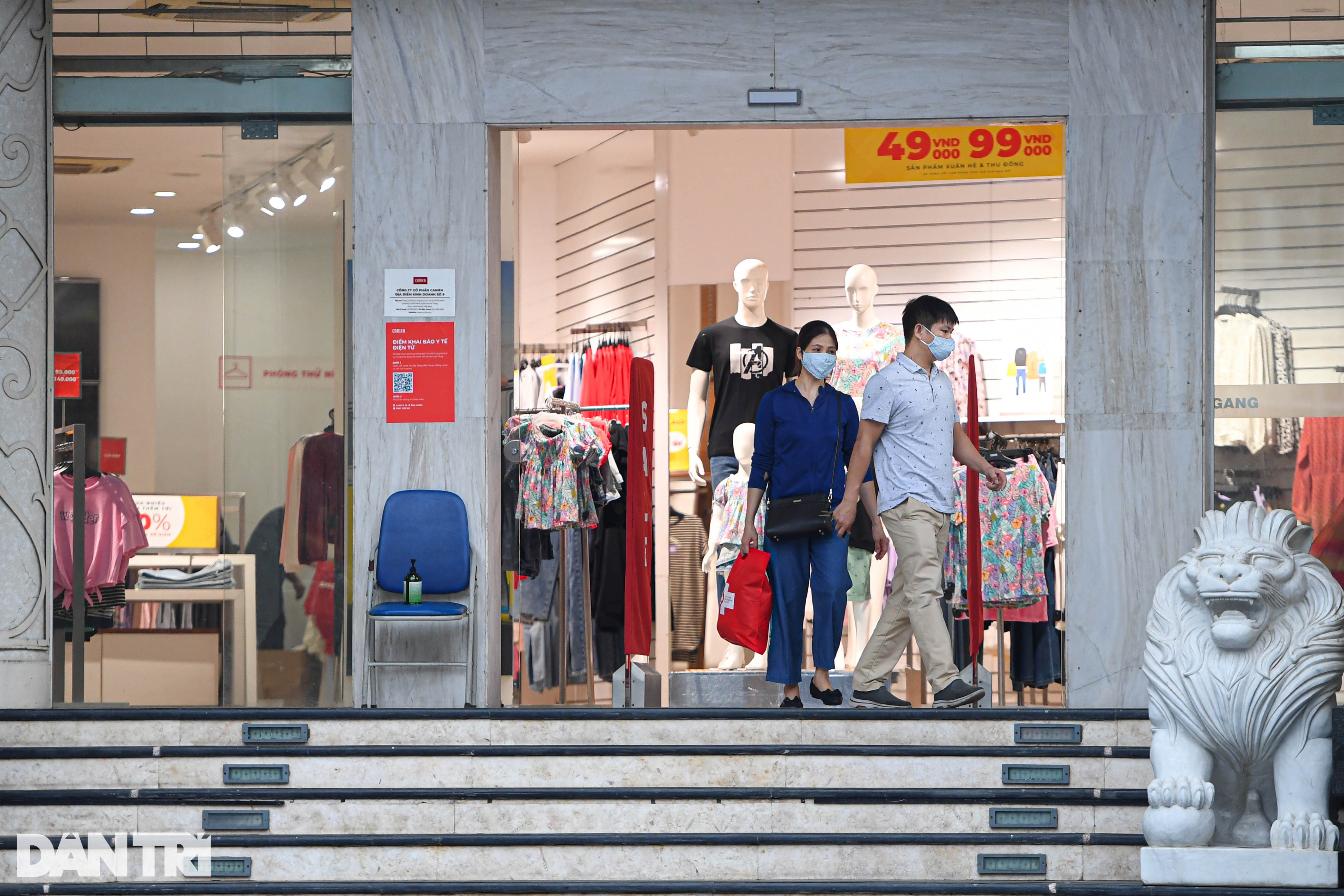 Các tuyến phố thời trang ở Hà Nội mở cửa lấp lửng bán hàng giữa mùa dịch - 5
