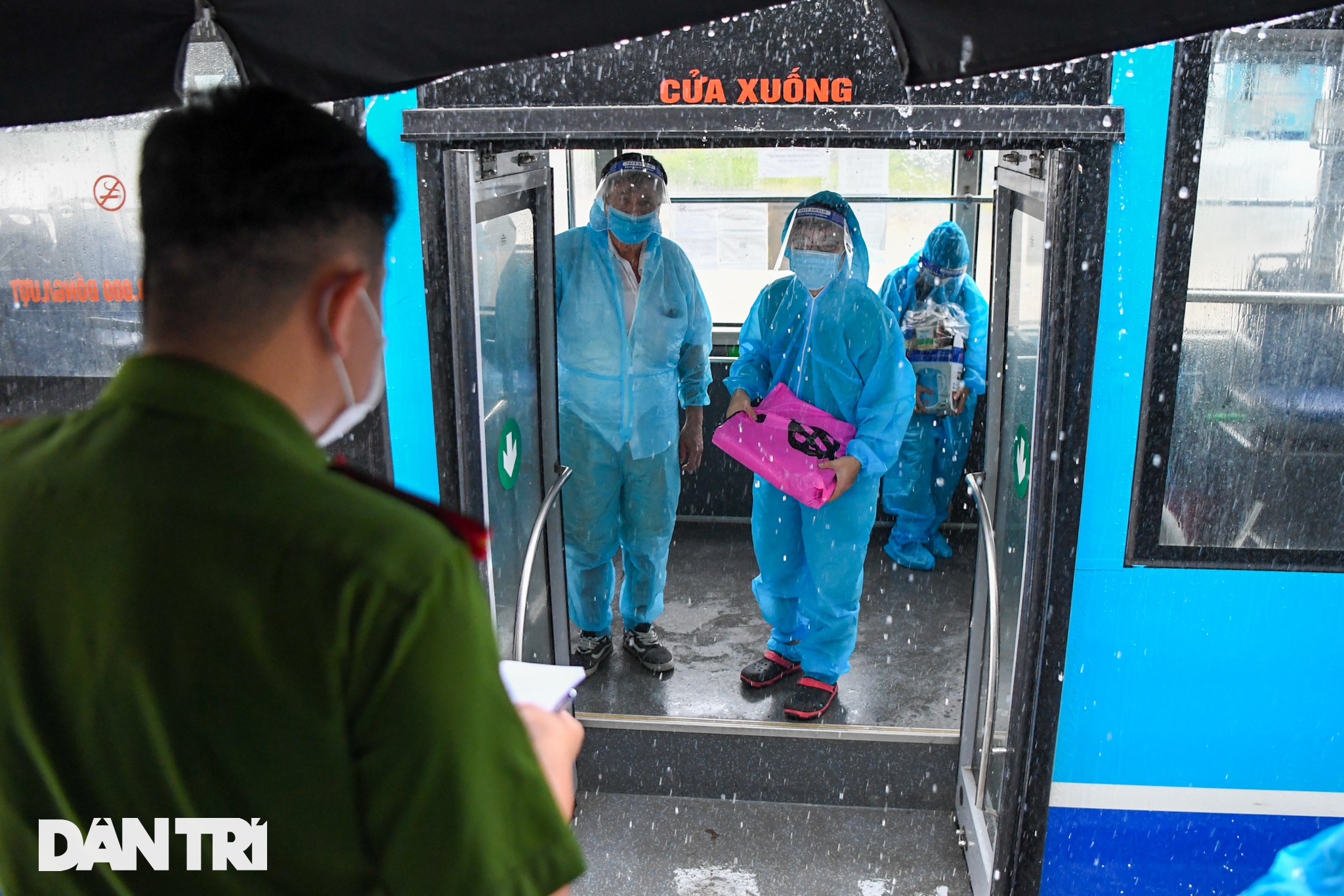 Đón 85 công dân phường Thanh Xuân Trung trở về nhà sau hơn 20 ngày cách ly - 4 Đón 85 công dân phường Thanh Xuân Trung trở về nhà sau hơn 20 ngày cách ly - 4
