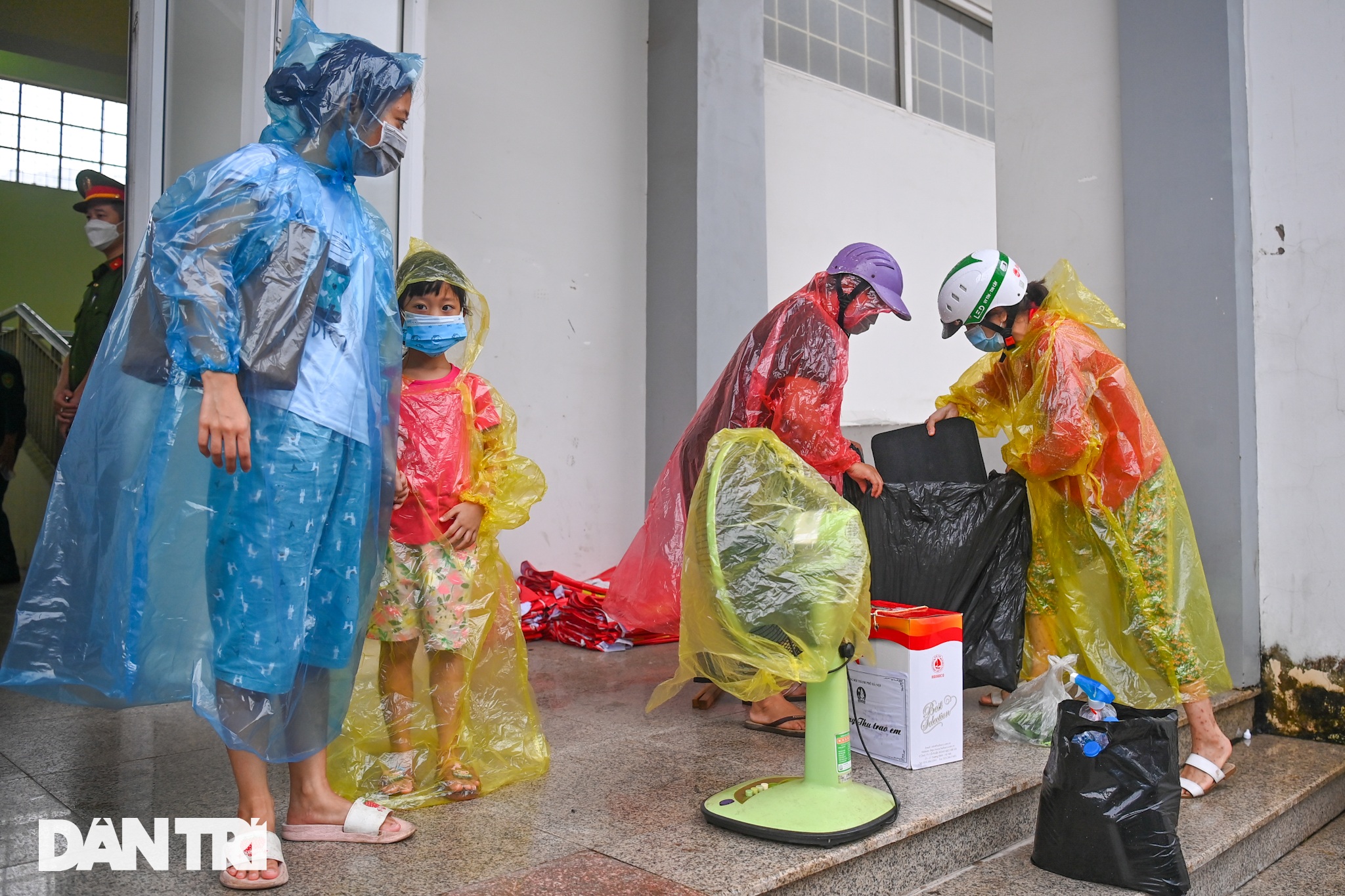 Đón 85 công dân phường Thanh Xuân Trung trở về nhà sau hơn 20 ngày cách ly - 10 Đón 85 công dân phường Thanh Xuân Trung trở về nhà sau hơn 20 ngày cách ly - 10