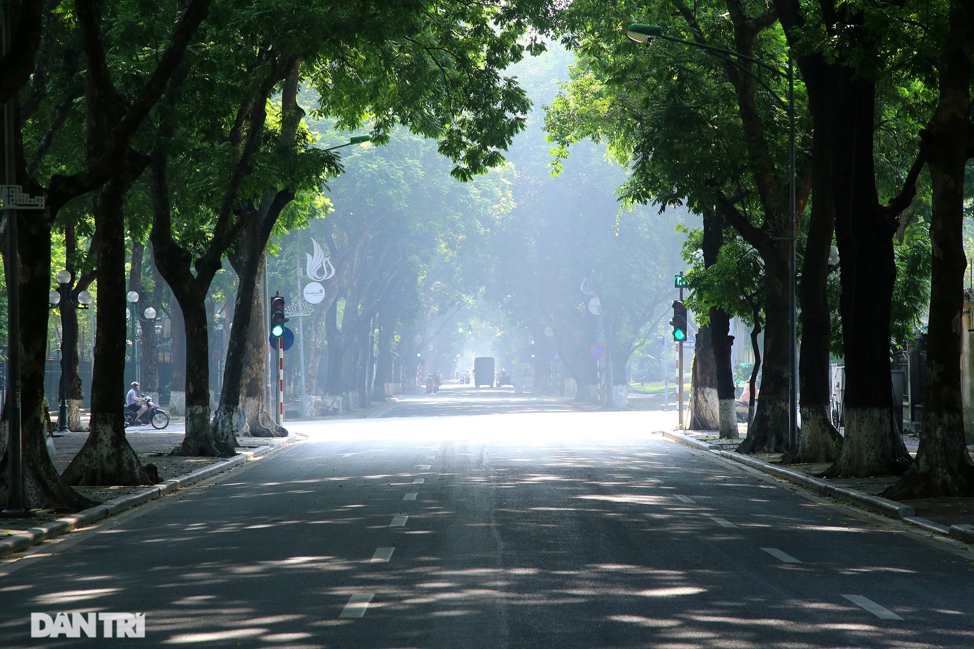 The landscape of Hanoi changes when the weather turns to autumn - 11