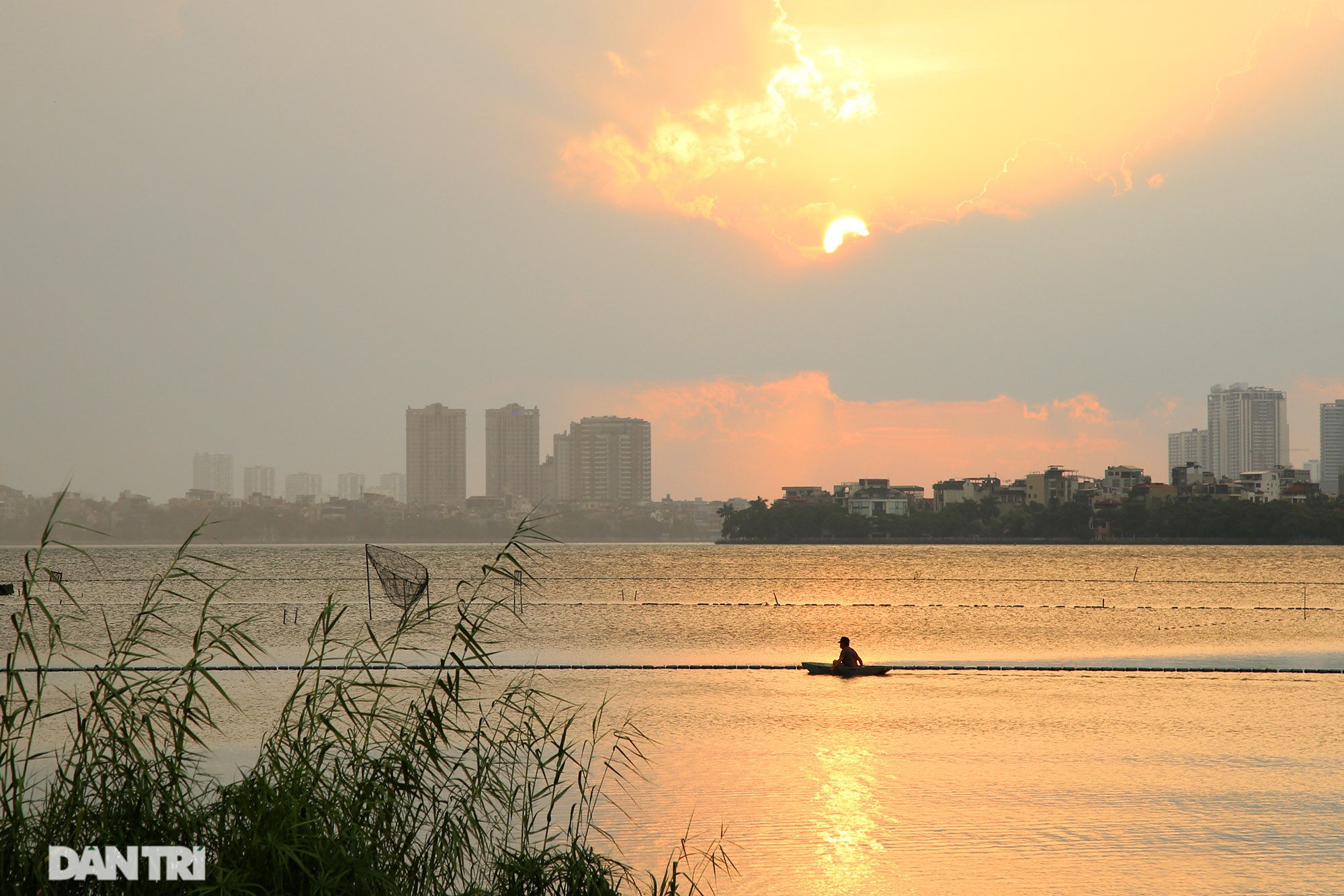 The landscape of Hanoi changes when the weather turns to autumn - 9