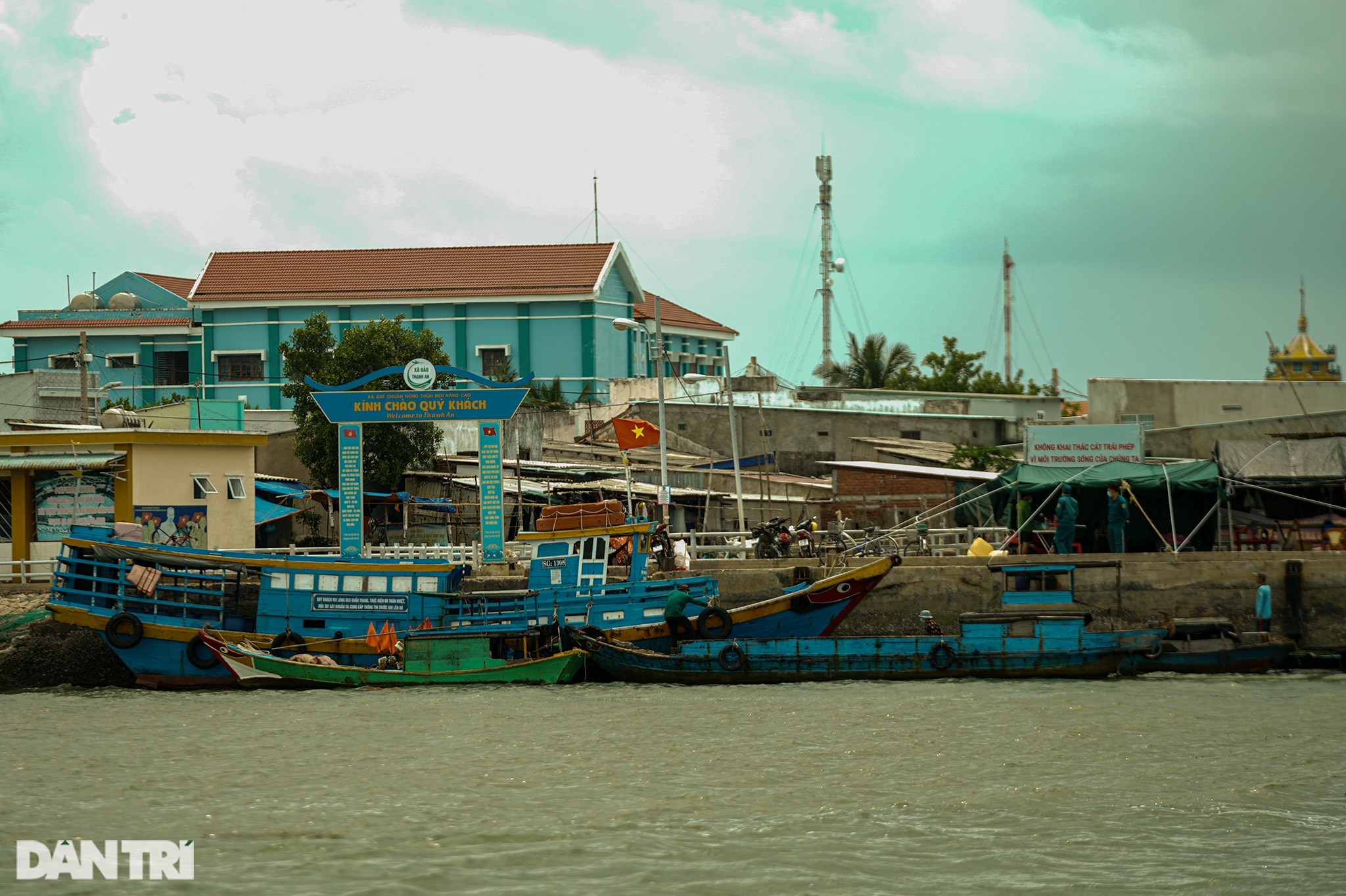 Ngư dân xã đảo vùng xanh TPHCM phấn khởi ra khơi sau 2 tháng cấm biển - 14