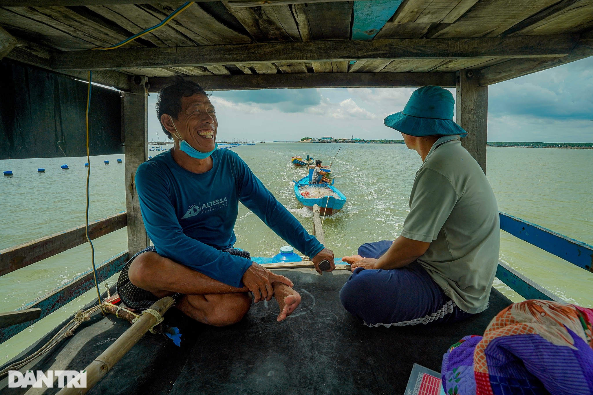 Ngư dân xã đảo vùng xanh TPHCM phấn khởi ra khơi sau 2 tháng cấm biển - 1