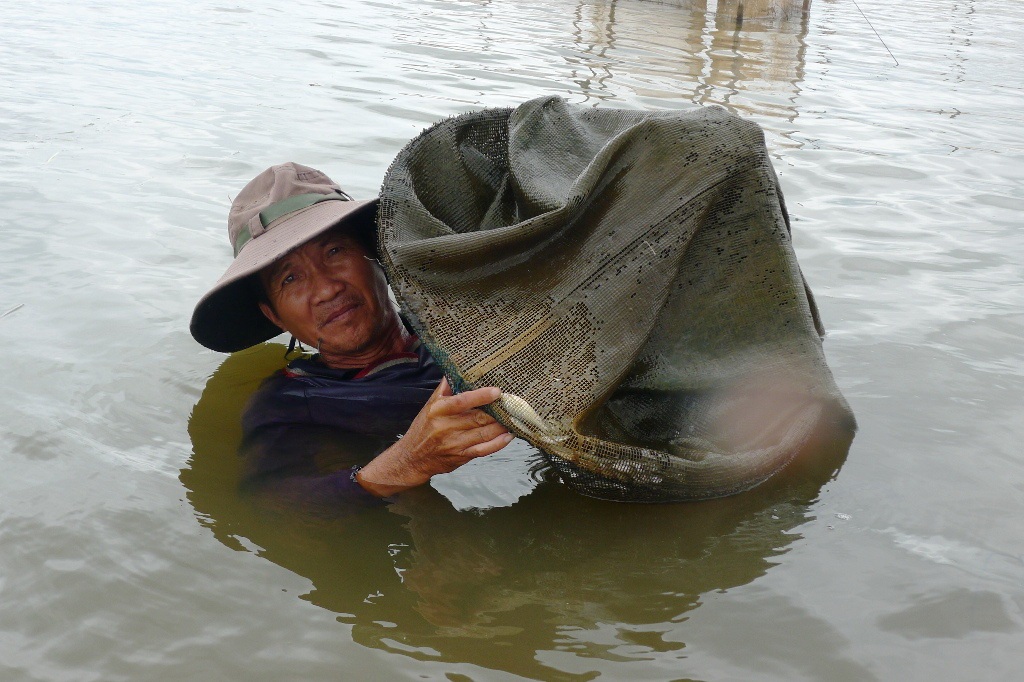 Quần thảo cả ngày trên cánh đồng lũ bắt cá trời cho, bỏ túi nửa triệu - 3 Quần thảo cả ngày trên cánh đồng lũ bắt cá trời cho, bỏ túi nửa triệu - 3