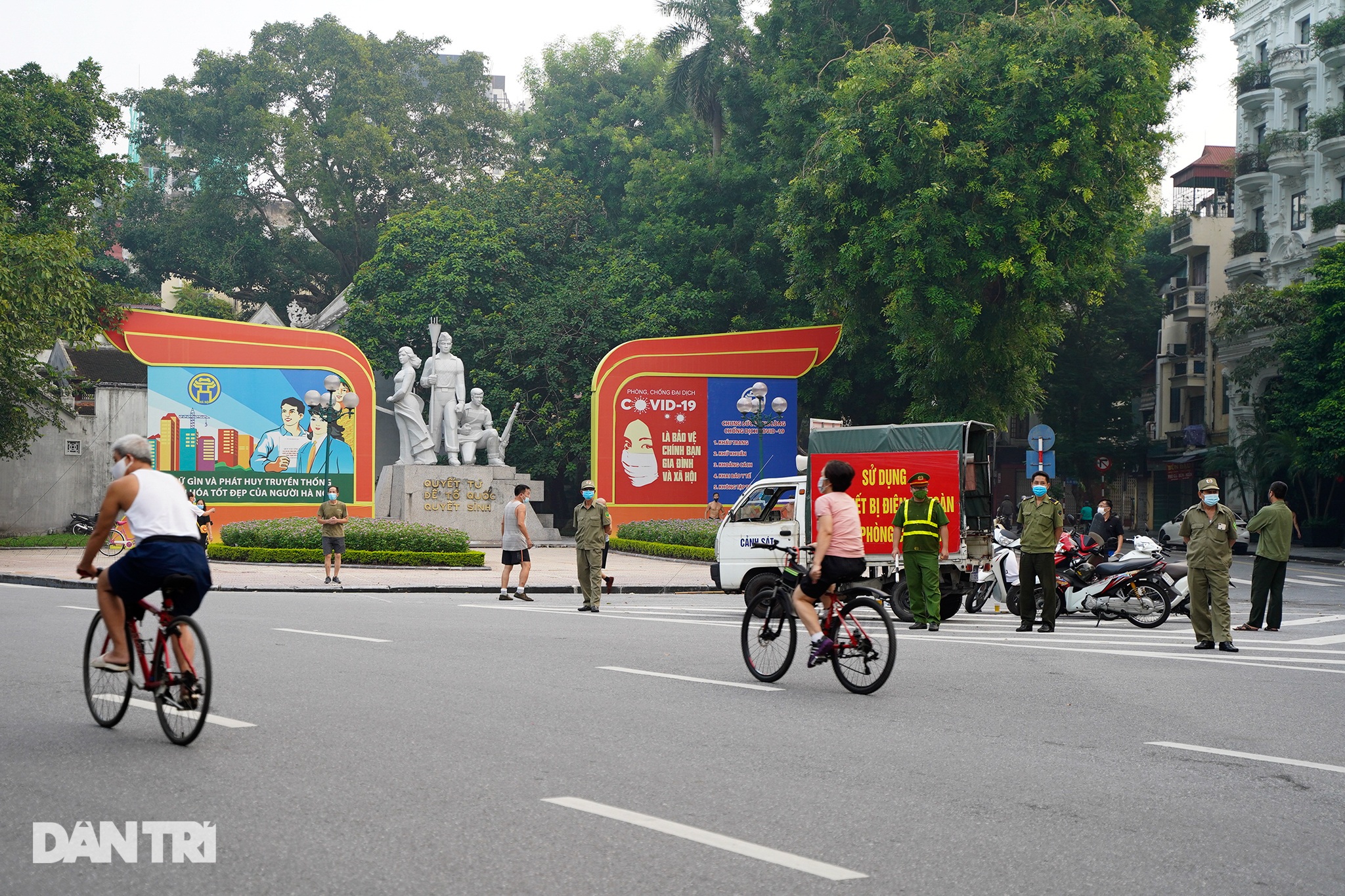 Sau nới lỏng, người dân Hà Nội đổ ra đường tập thể dục từ tờ mờ sáng - 16