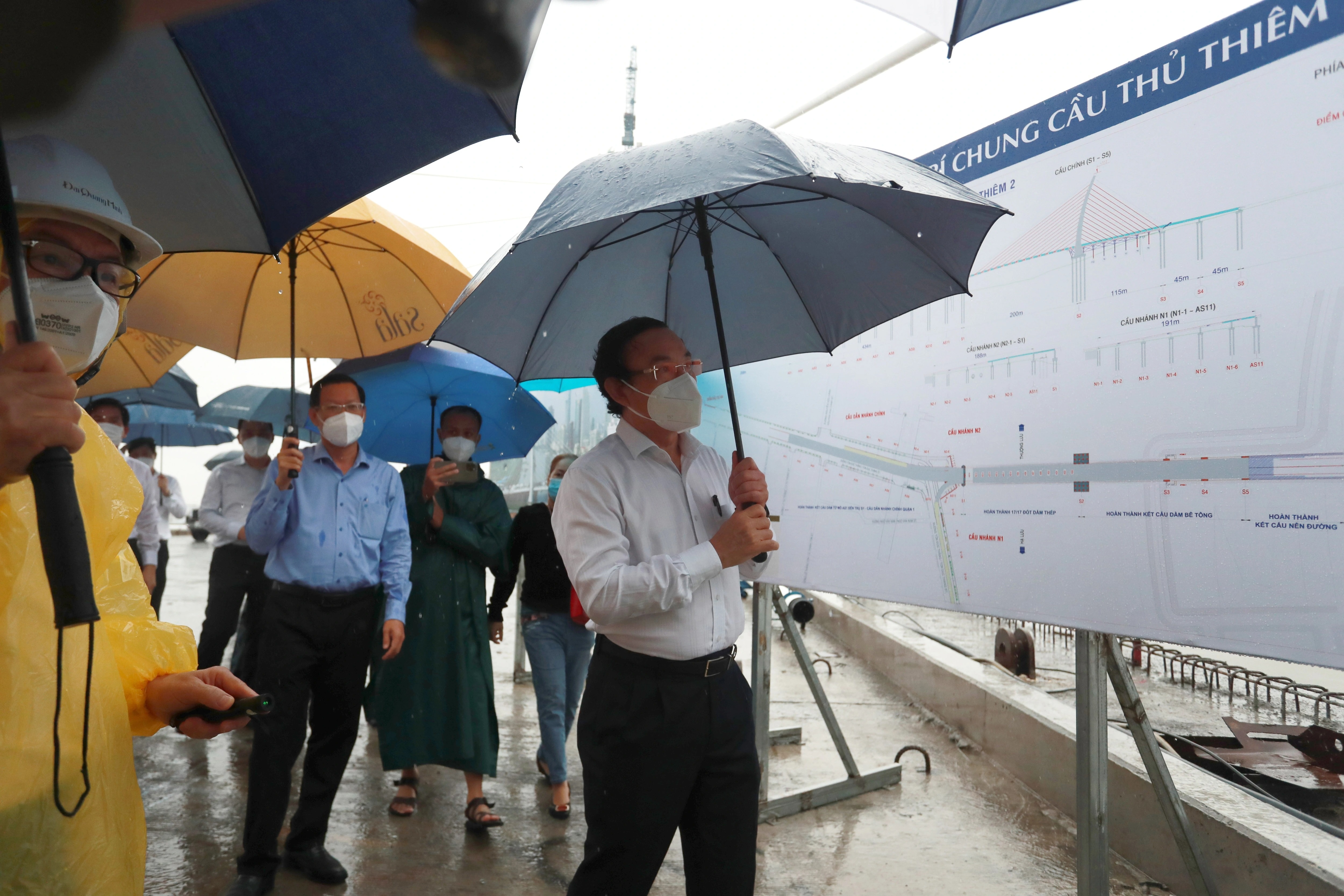 Lãnh đạo TPHCM đội mưa khảo sát cầu Thủ Thiêm 2 sau khi hợp long - 3