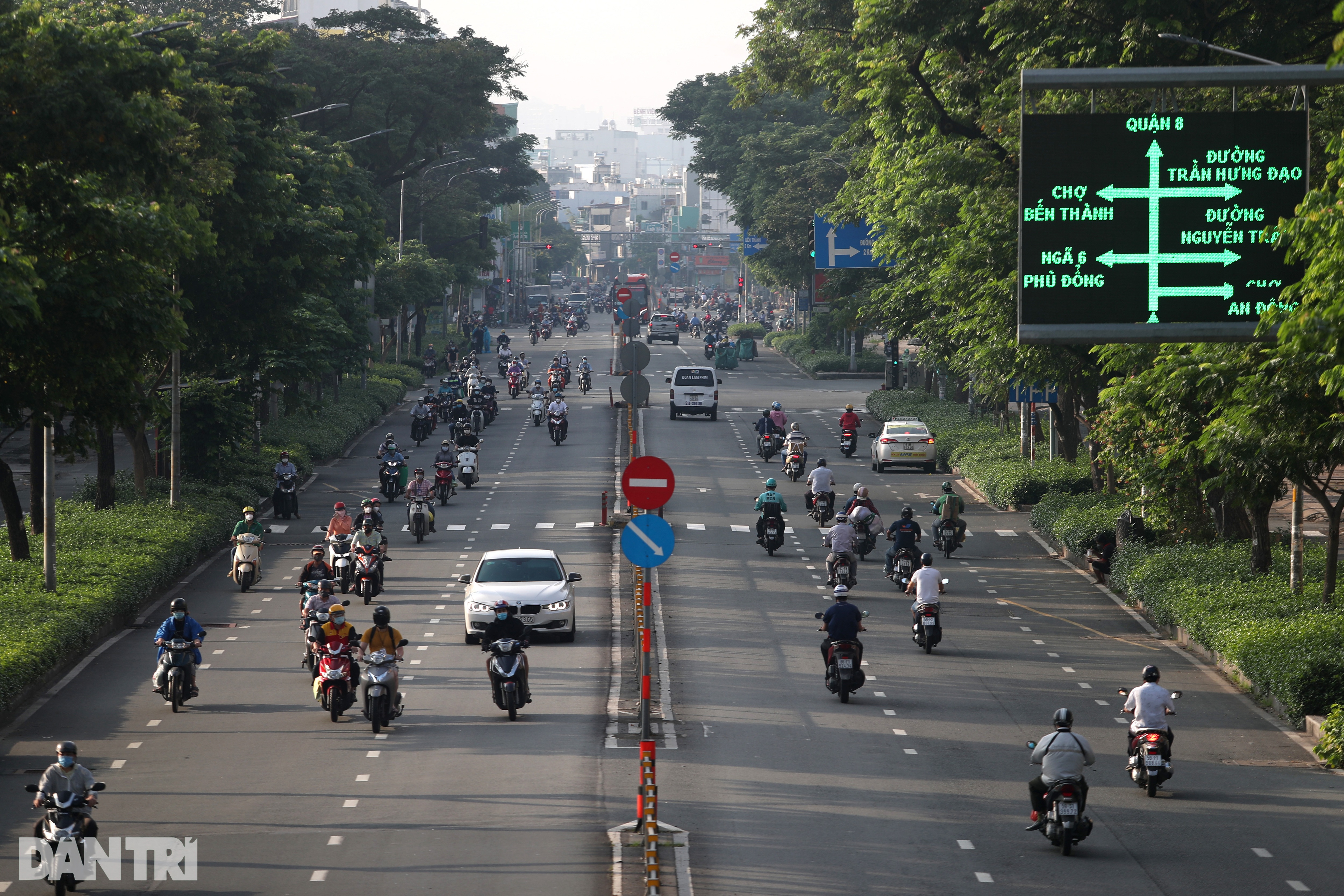 Đường phố TPHCM đông đúc, nhộn nhịp ngày đầu nới lỏng giãn cách xã hội - 1