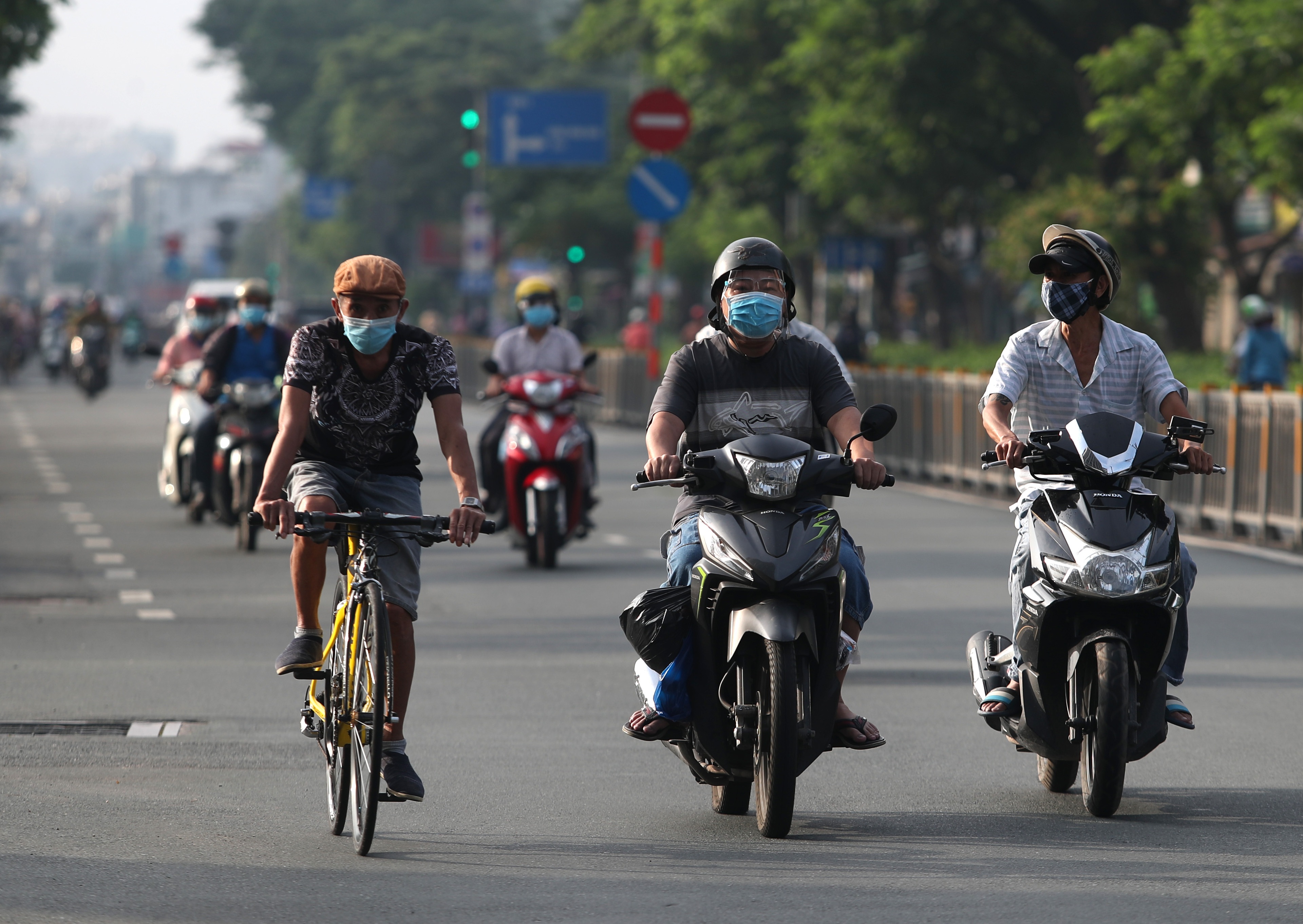 Đường phố TPHCM đông đúc, nhộn nhịp ngày đầu nới lỏng giãn cách xã hội - 2