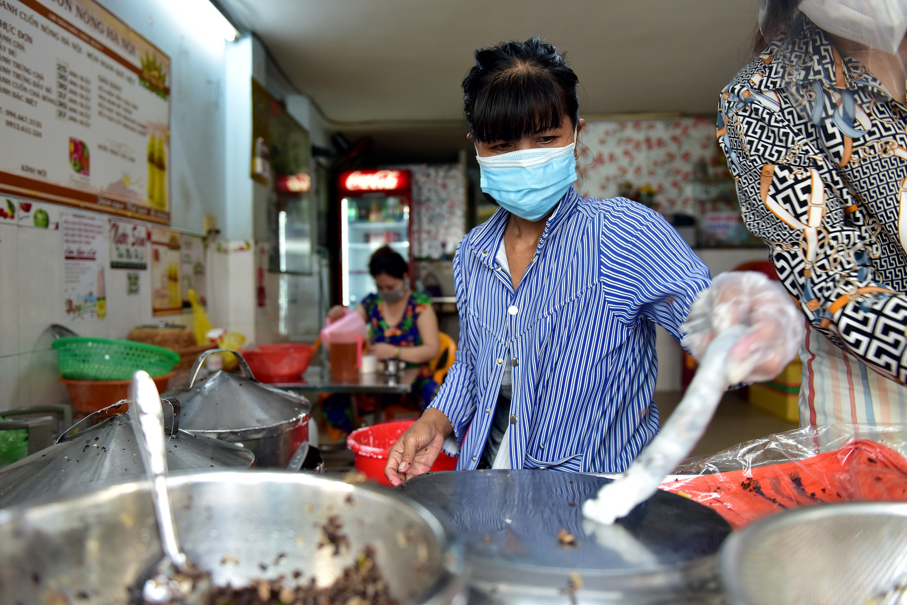 Người dân TPHCM xếp hàng mua đồ ăn sáng.jpg