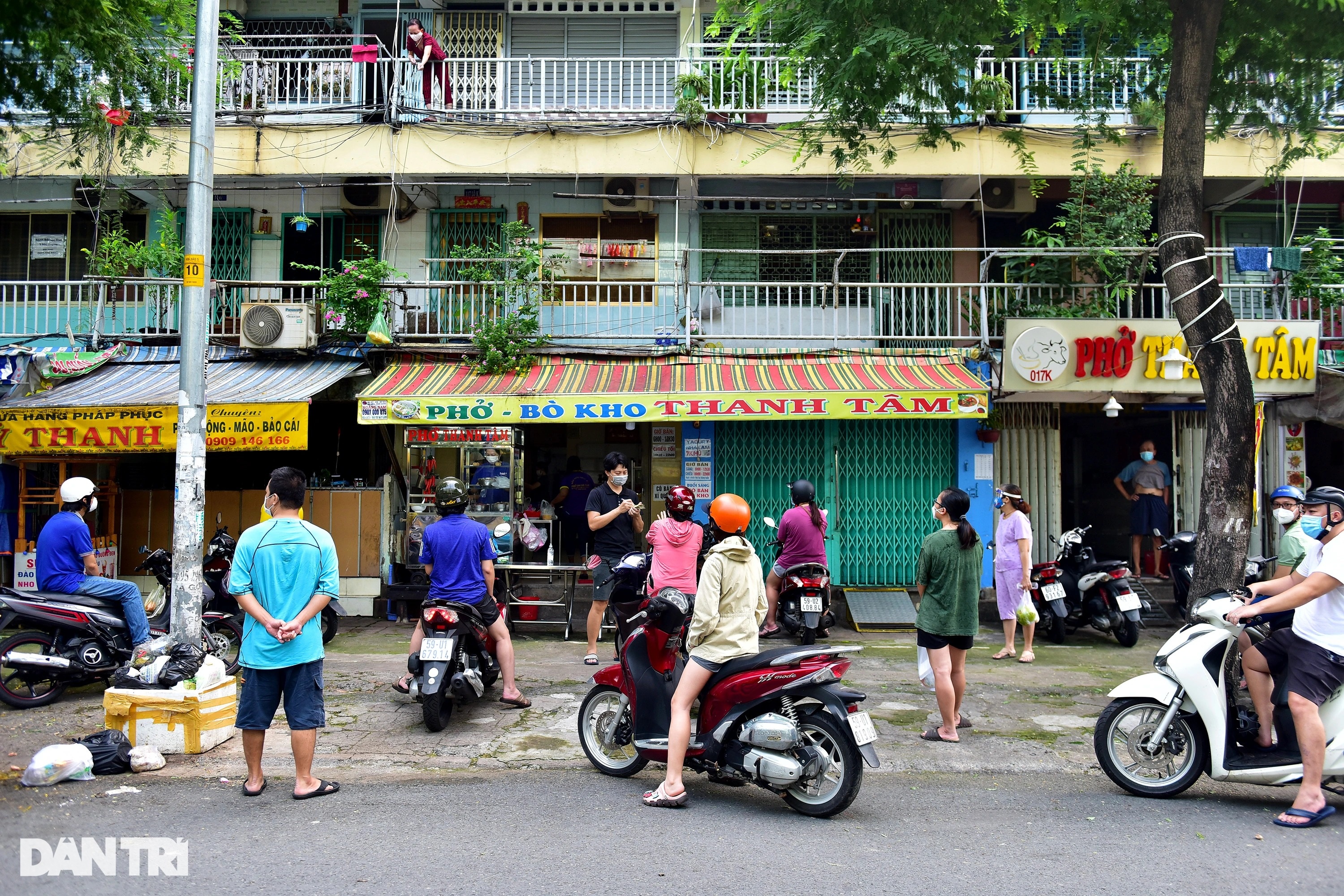 Người dân TPHCM xếp hàng mua đồ ăn sáng.jpeg