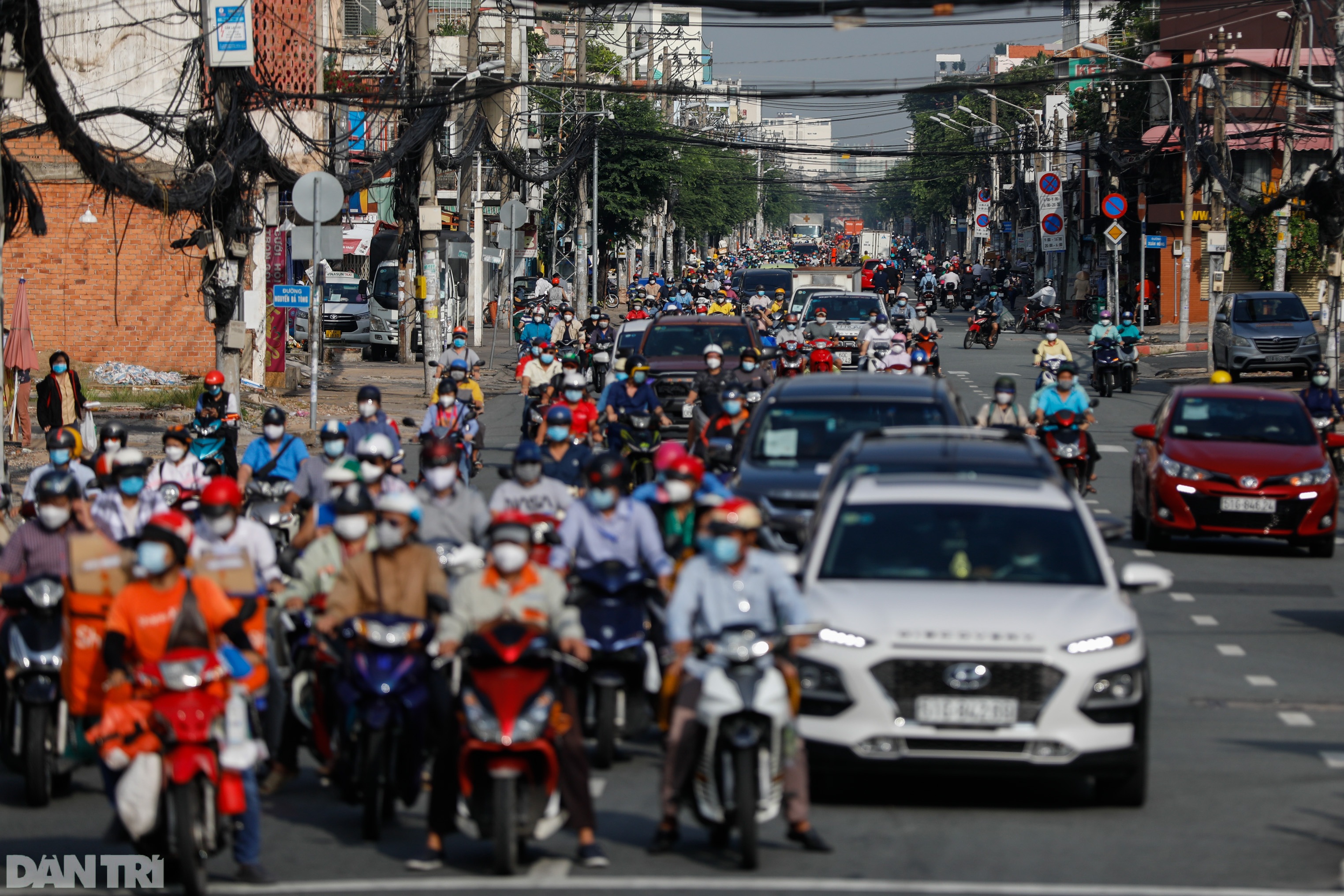 Đường phố TPHCM đông đúc, nhộn nhịp ngày đầu nới lỏng giãn cách xã hội - 8