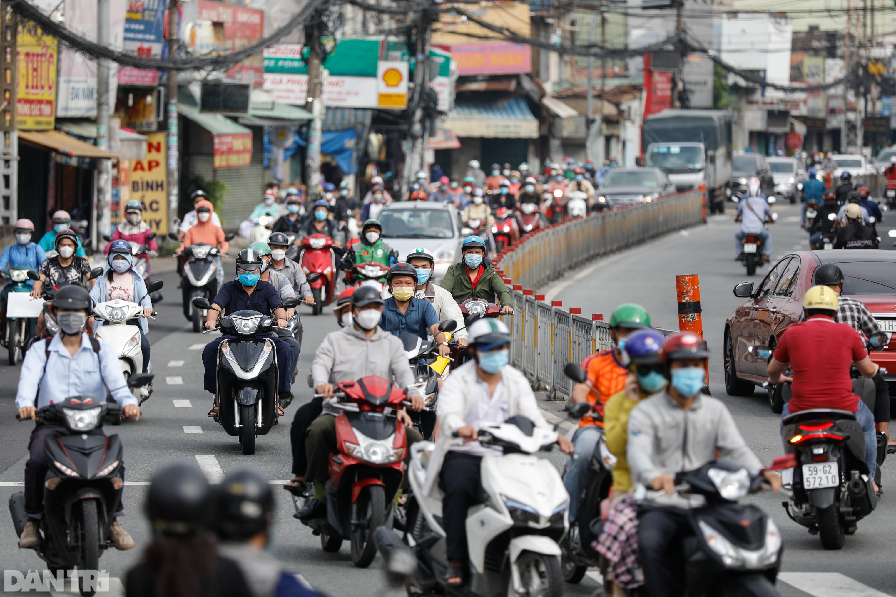 Đường phố TPHCM đông đúc, nhộn nhịp ngày đầu nới lỏng giãn cách xã hội - 10