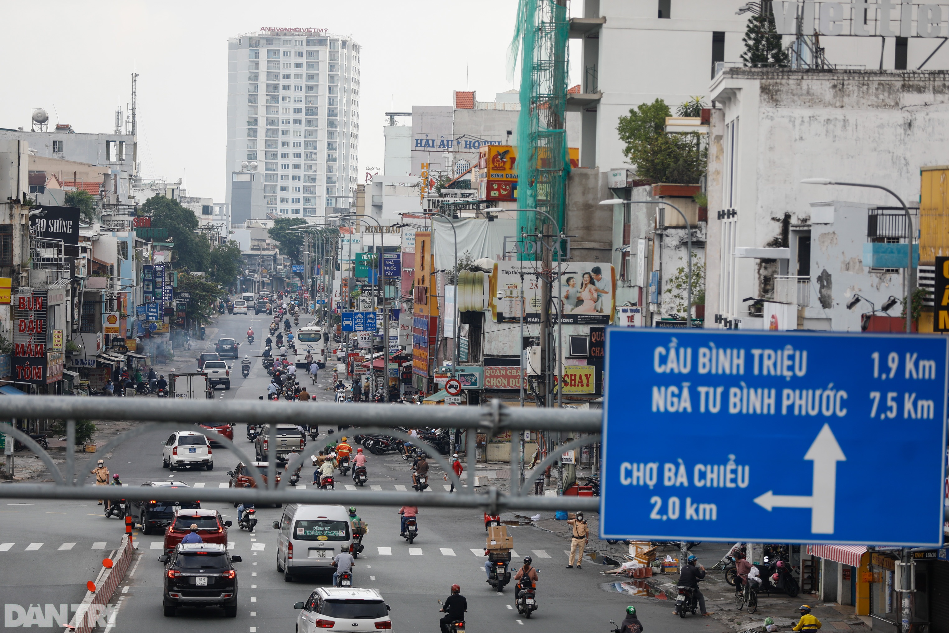 Đường phố TPHCM đông đúc, nhộn nhịp ngày đầu nới lỏng giãn cách xã hội - 9