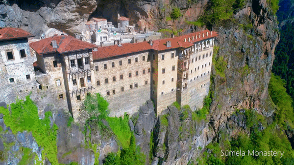 Tu viện cổ treo lơ lửng trên vách đá cao 1200 m - 1