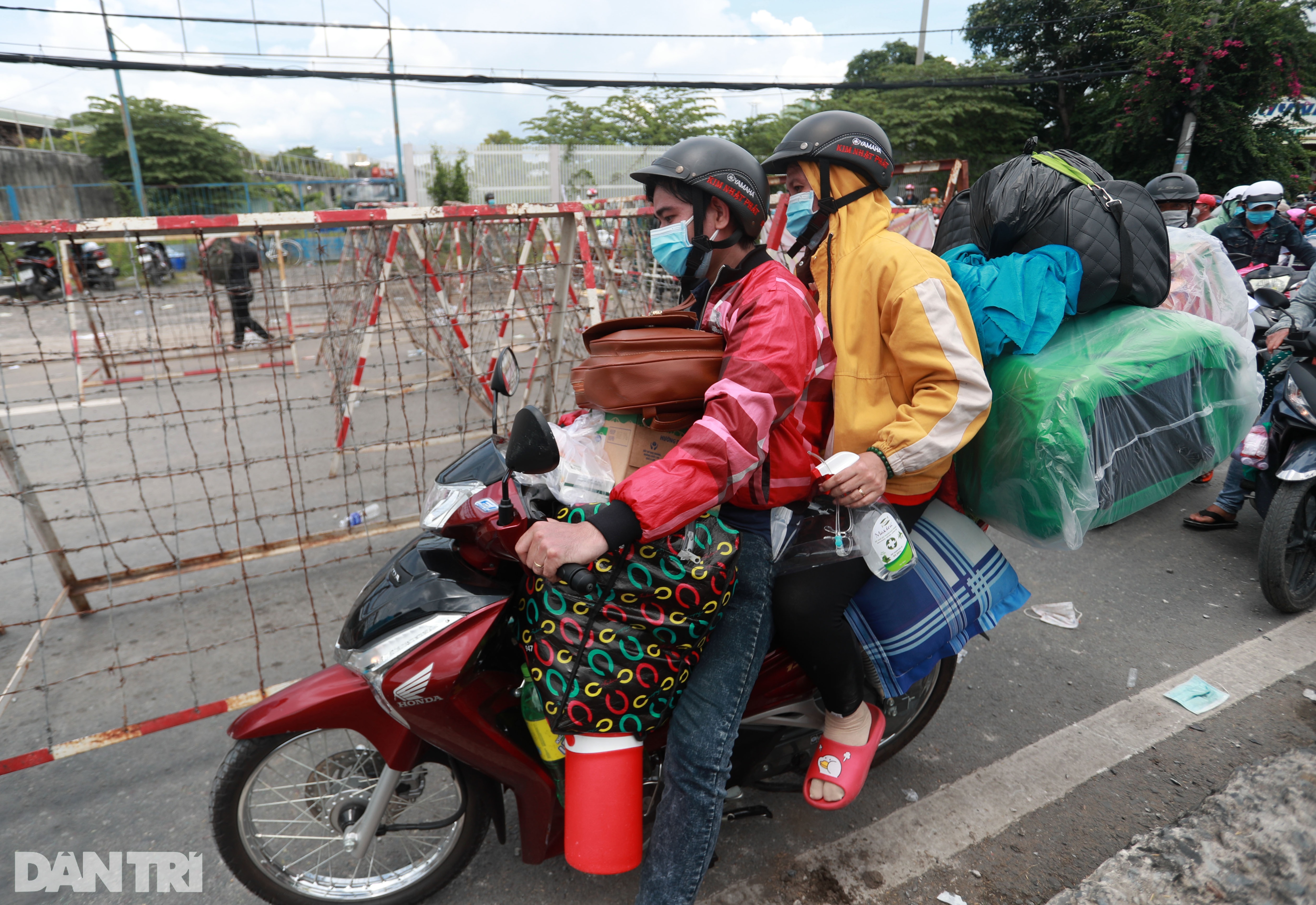 Hơn 24 giờ người dân phơi nắng, dầm mưa chờ qua chốt về  quê miền Tây - 16