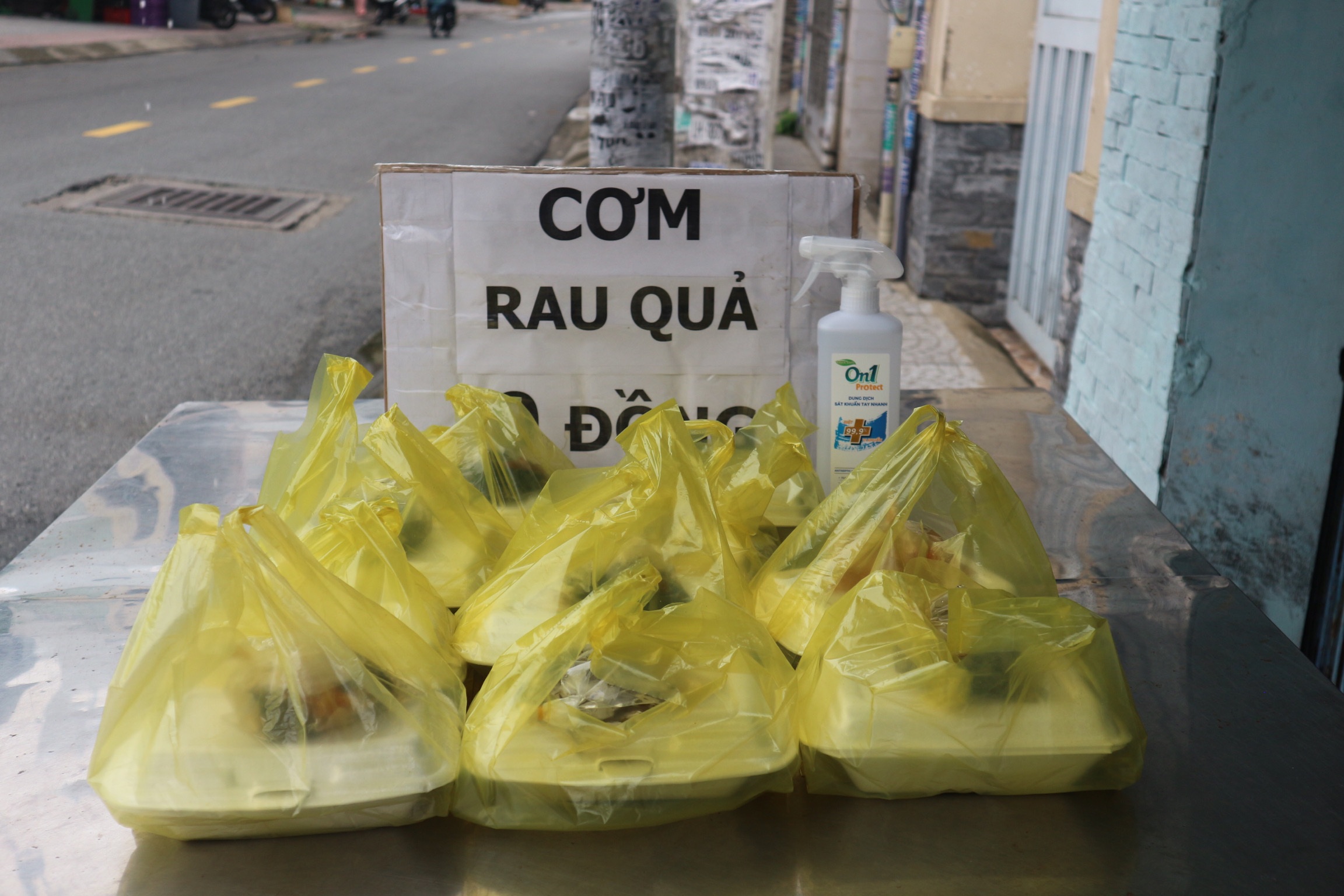 Bà lão 70 tuổi nấu 120 suất cơm mỗi ngày tặng người khó khăn - 2