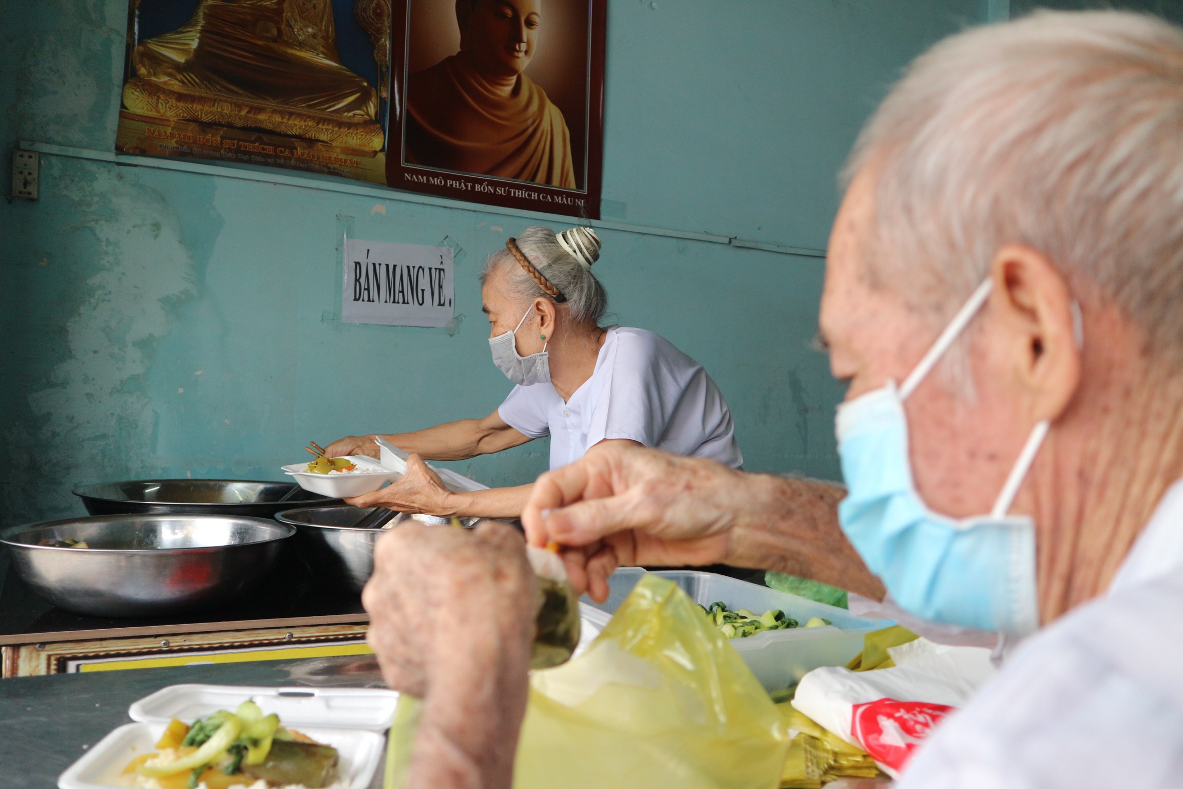 Bà lão 70 tuổi nấu 120 suất cơm mỗi ngày tặng người khó khăn - 6