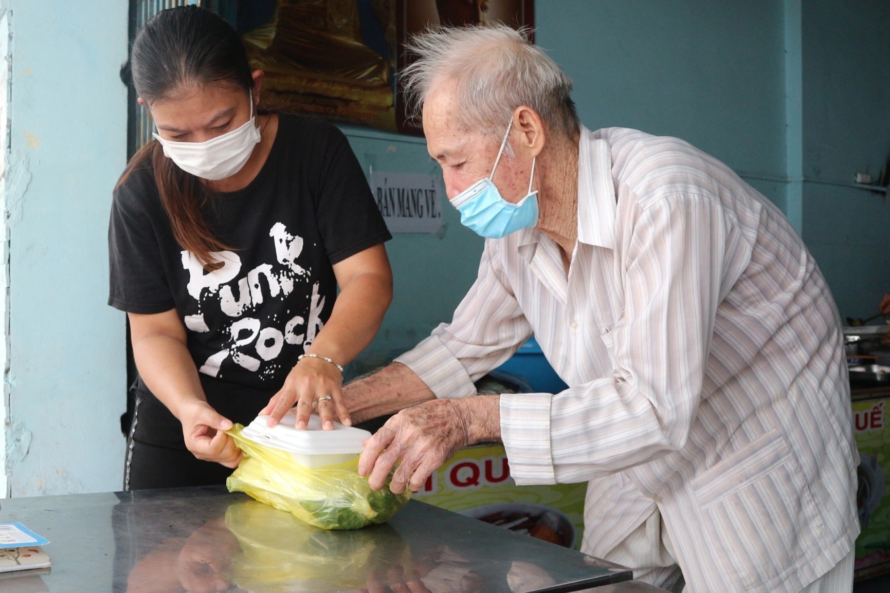 Bà lão 70 tuổi nấu 120 suất cơm mỗi ngày tặng người khó khăn - 3