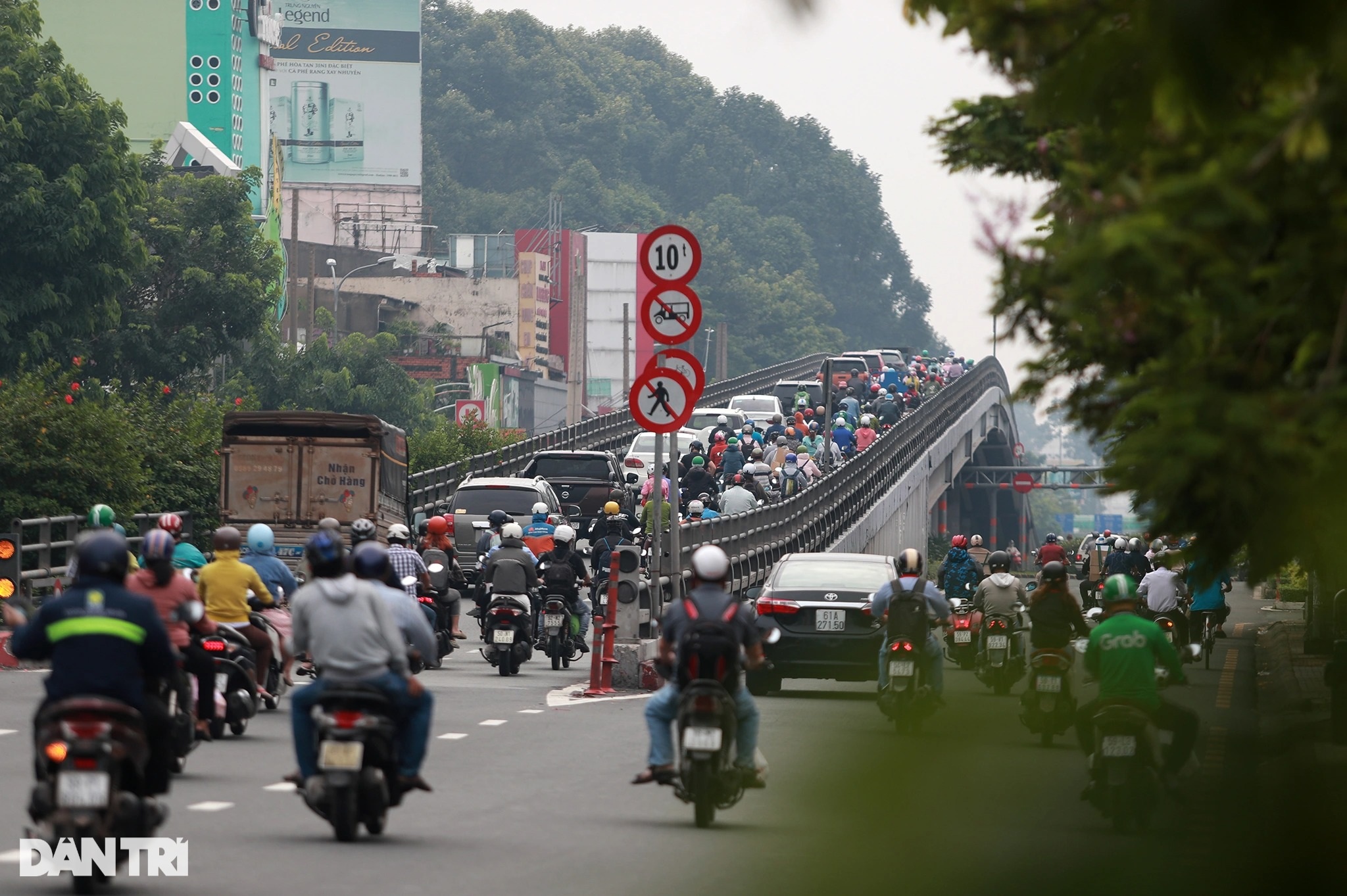 Đường phố ùn tắc trong buổi sáng ngày đầu tiên khi TPHCM mở cửa - 7