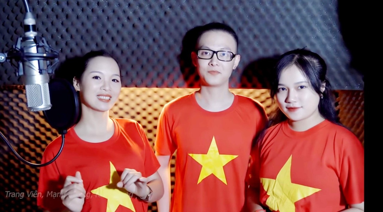 Á hậu Trang Viên cùng dàn nghệ sĩ hát cổ vũ Quyết thắng Việt Nam ơi - 1