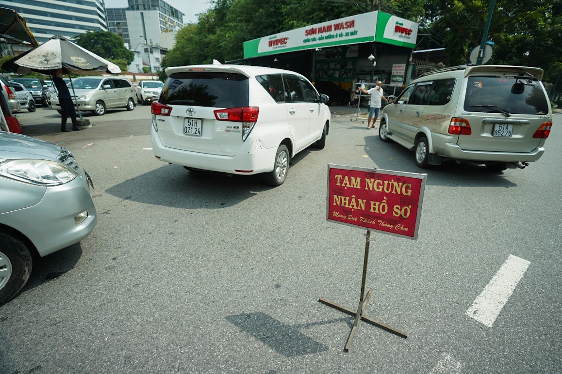 Tài xế ôtô xếp hàng từ sáng đến trưa vẫn chưa tới lượt vào đăng kiểm - 2