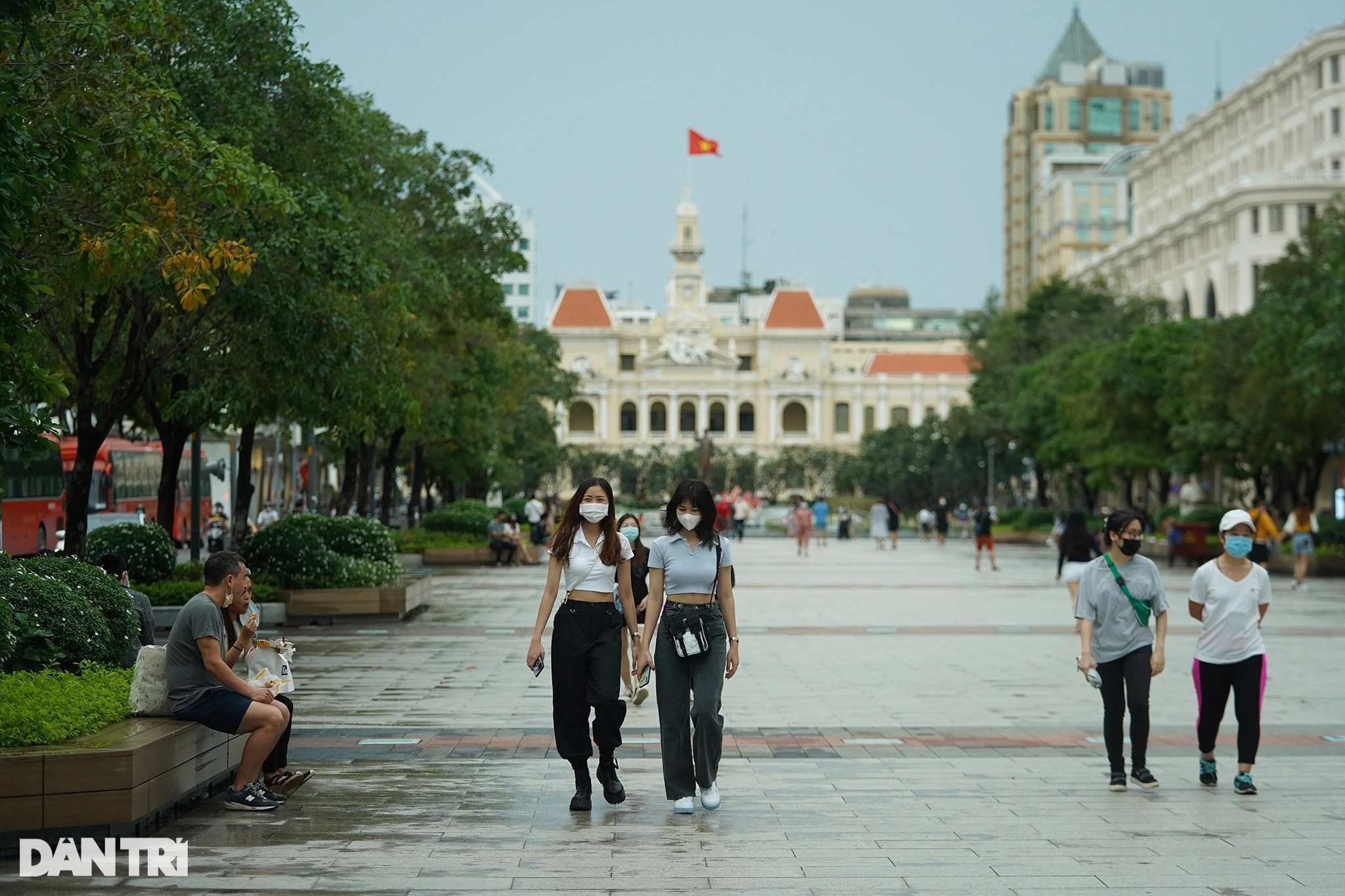 Phố đi bộ Nguyễn Huệ nhộn nhịp ngày cuối tuần khi TPHCM mở cửa - 1 Phố đi bộ Nguyễn Huệ nhộn nhịp ngày cuối tuần khi TPHCM mở cửa - 1
