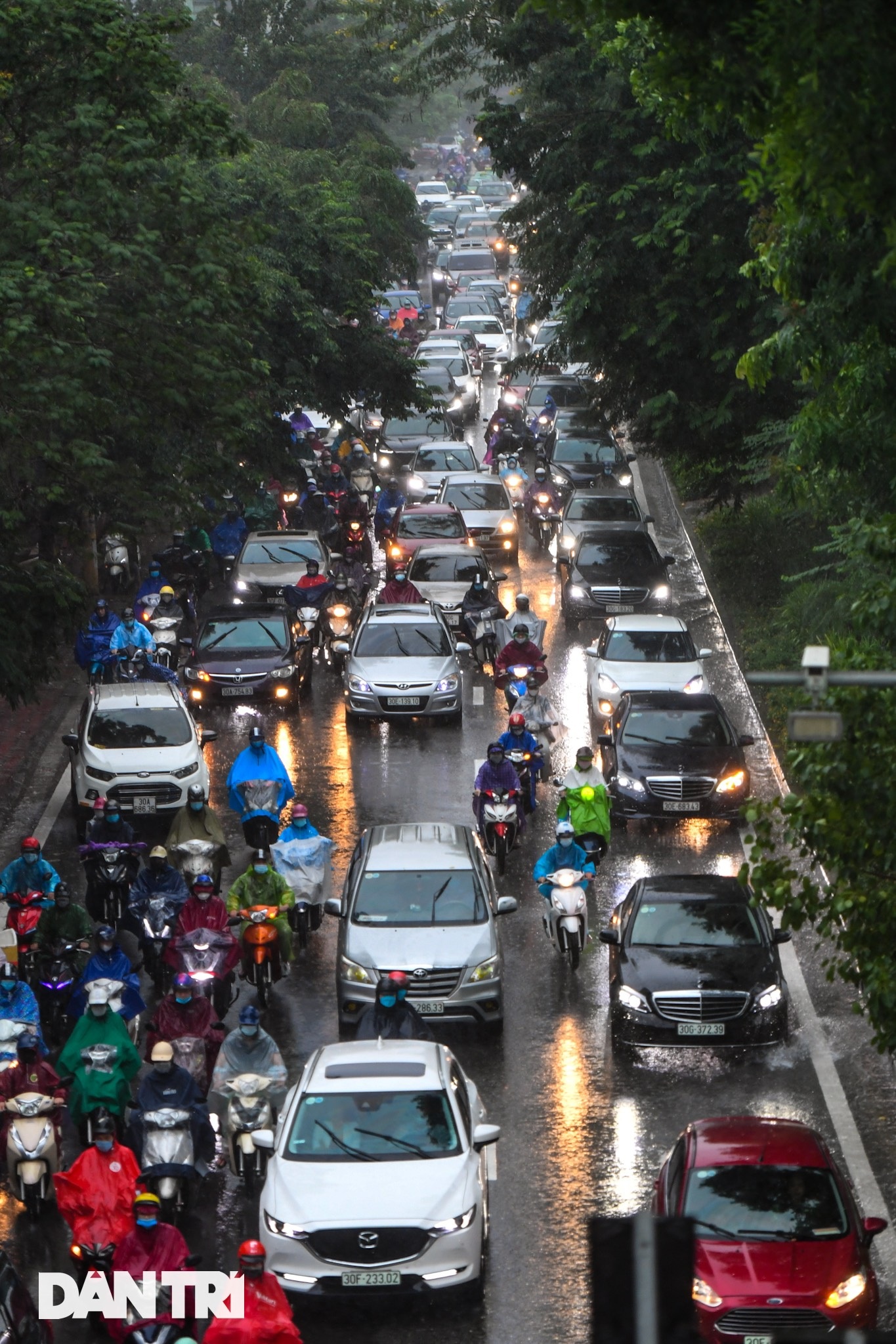 Hà Nội mưa rét sáng đầu tuần, người dân chôn chân trong giao thông ùn tắc - 7
