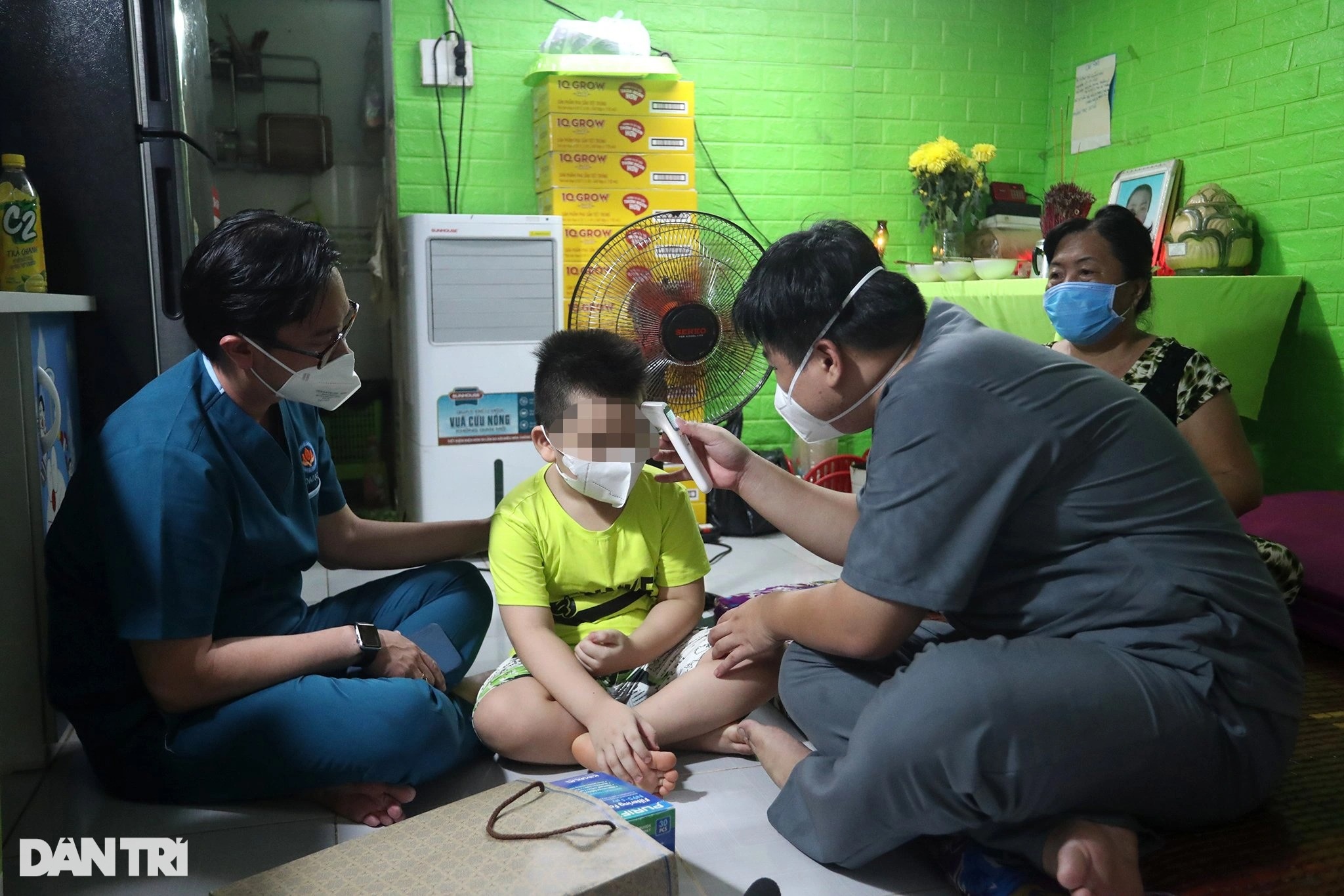Giọt nước mắt của người bà chăm cháu mồ côi mẹ do dịch Covid-19 - 2 Giọt nước mắt của người bà chăm cháu mồ côi mẹ do dịch Covid-19 - 2