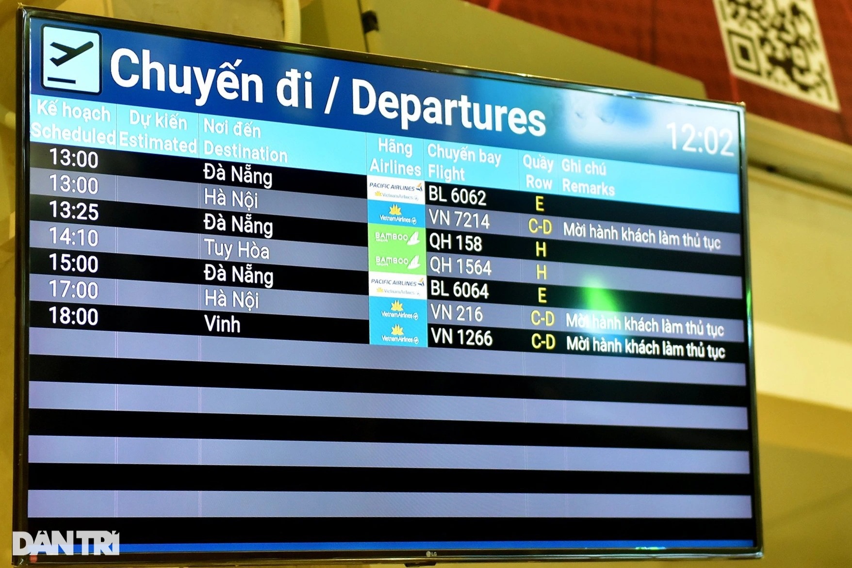 Sân bay Tân Sơn Nhất nhộn nhịp trở lại, hành khách xếp hàng làm thủ tục bay - 1 Sân bay Tân Sơn Nhất nhộn nhịp trở lại, hành khách xếp hàng làm thủ tục bay - 1