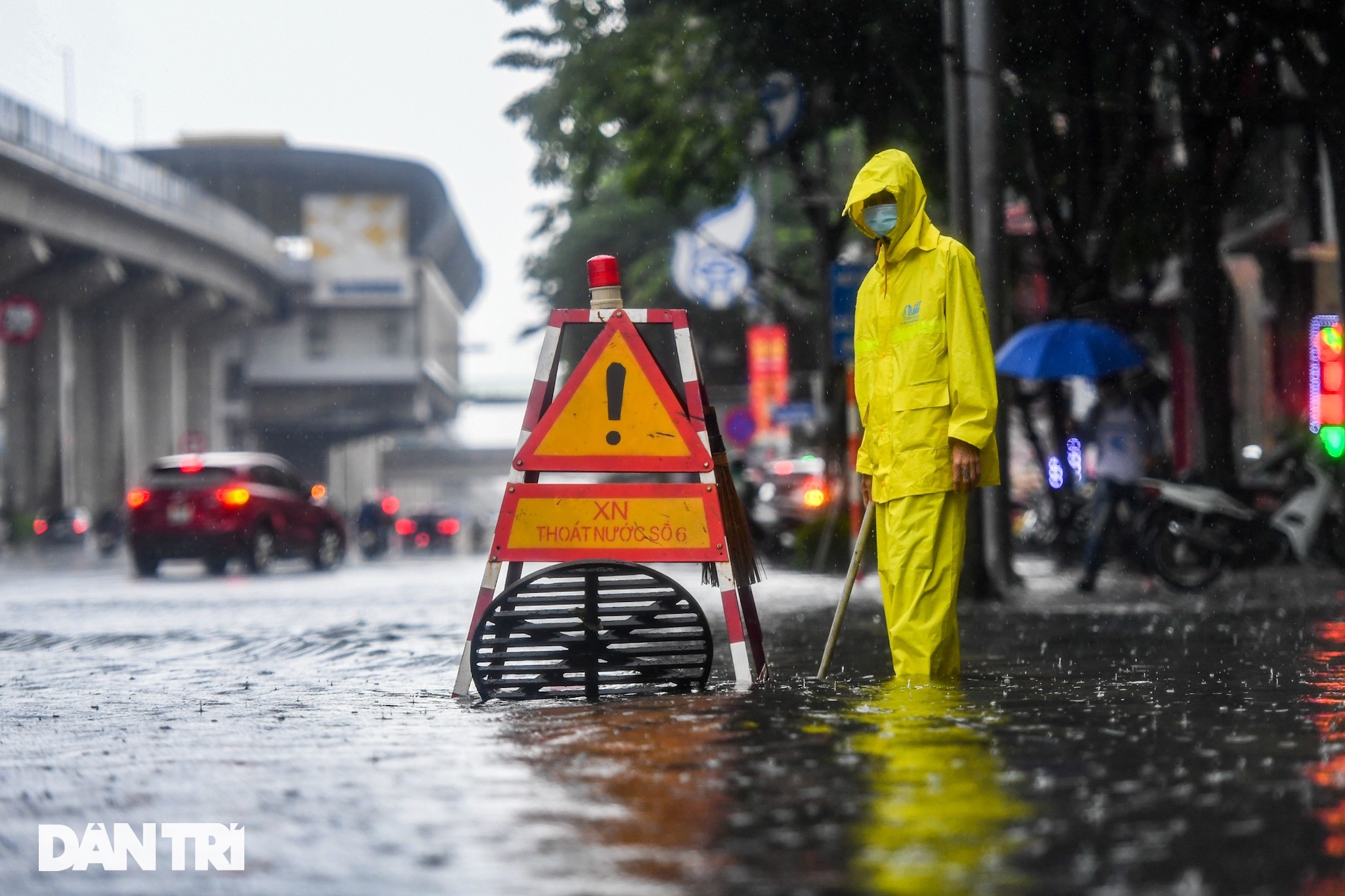 Hà Nội mưa rét sáng đầu tuần, người dân chôn chân trong giao thông ùn tắc - 12 Hà Nội mưa rét sáng đầu tuần, người dân chôn chân trong giao thông ùn tắc - 12